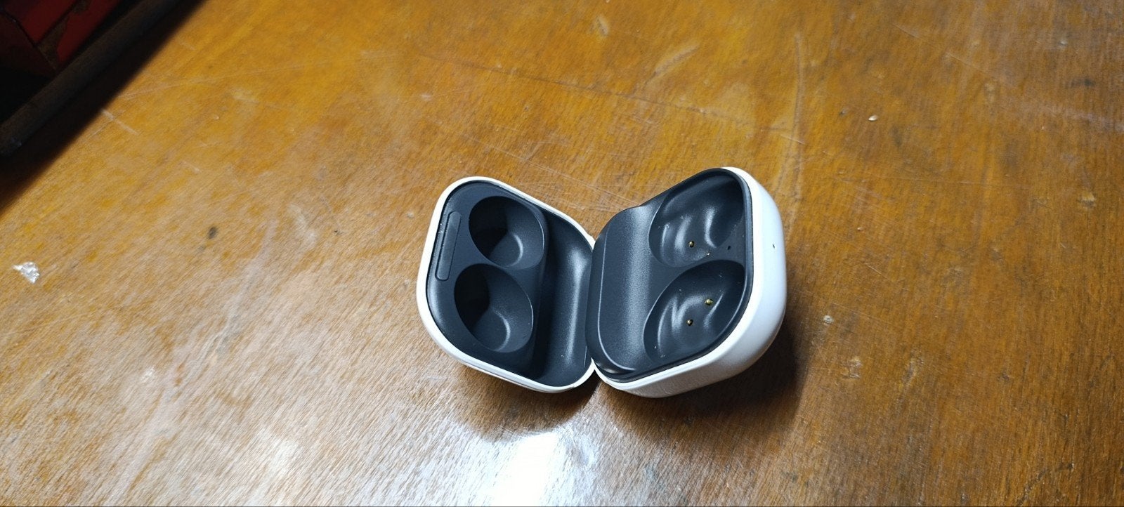 Samsung Galaxy Buds 2 Oplaadcase - Zo goed als nieuw, Draadloos opladen, Ophalen of Verzenden, Zo goed als nieuw, Samsung