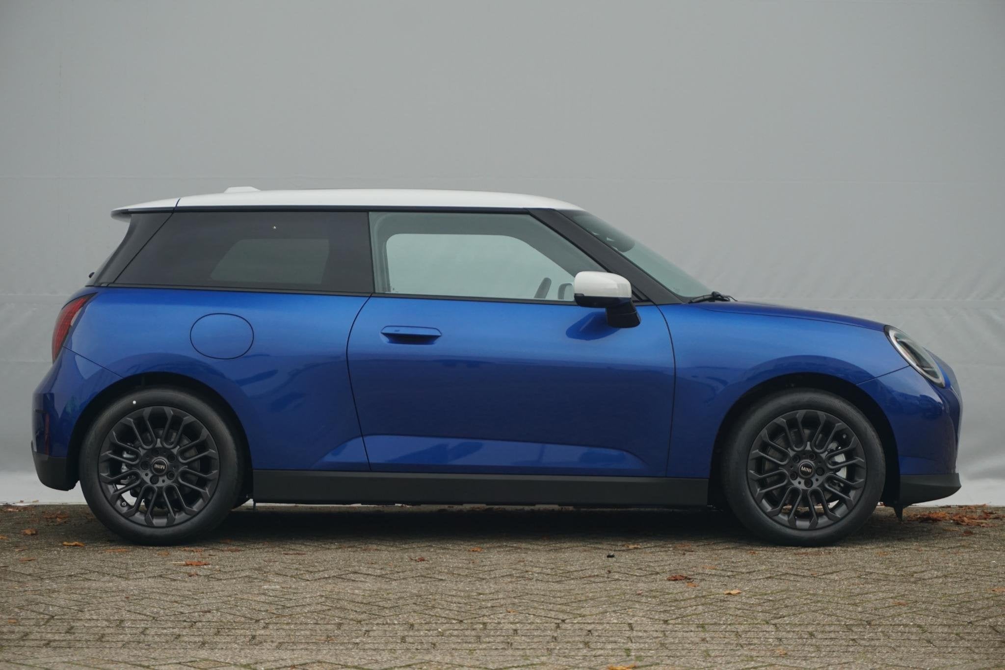MINI 3-deurs Cooper E Favoured Trim | Pakket L | Comfort Acc, Auto's, Stof, 300 km, 41 kWh, Nieuw