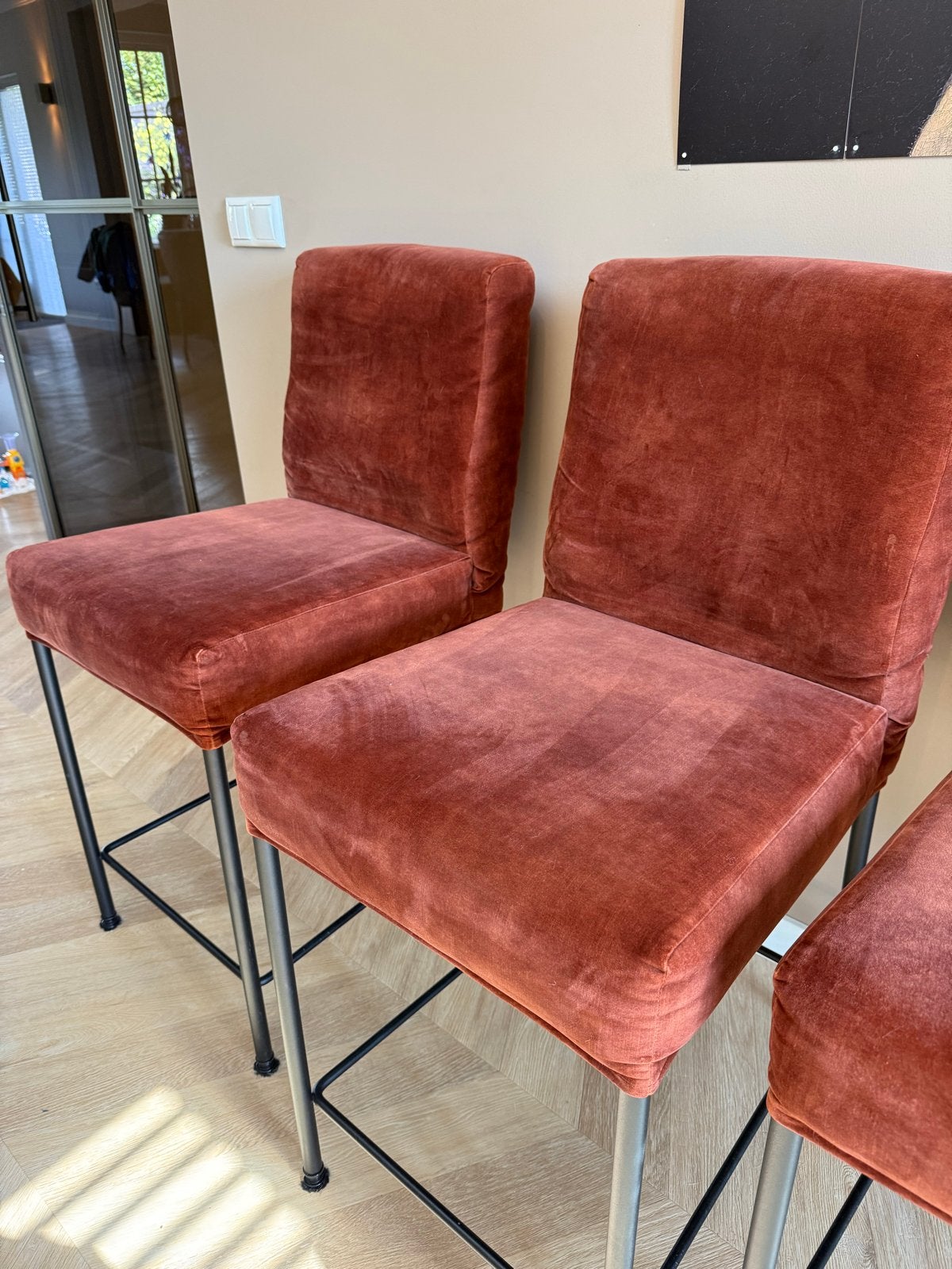 Set van 4 roestbruine fluwelen barkrukken, Ophalen, Zo goed als nieuw, 90 cm of meer, Metaal