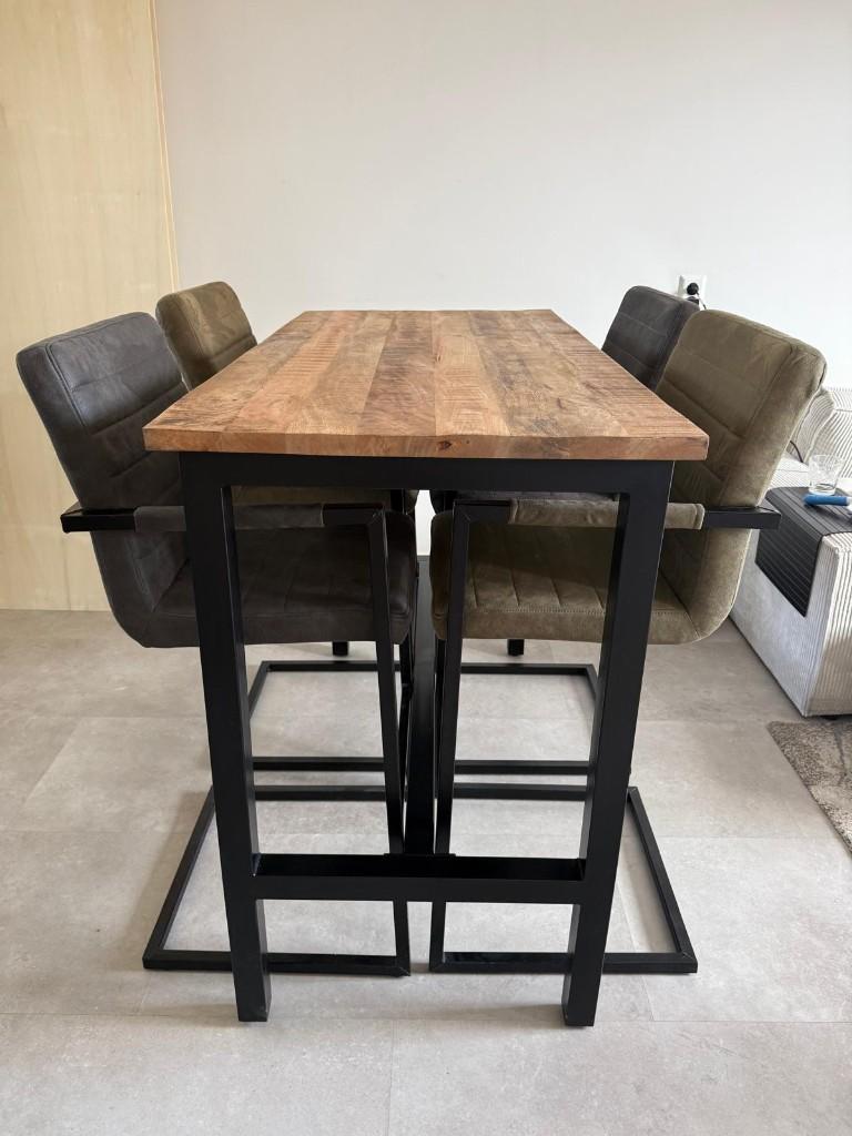Te koop Leen Bakker bartafel (kyan) met 4 stoelen, Huis en Inrichting, Tafels | Eettafels, Zo goed als nieuw, 50 tot 100 cm, 100 tot 150 cm