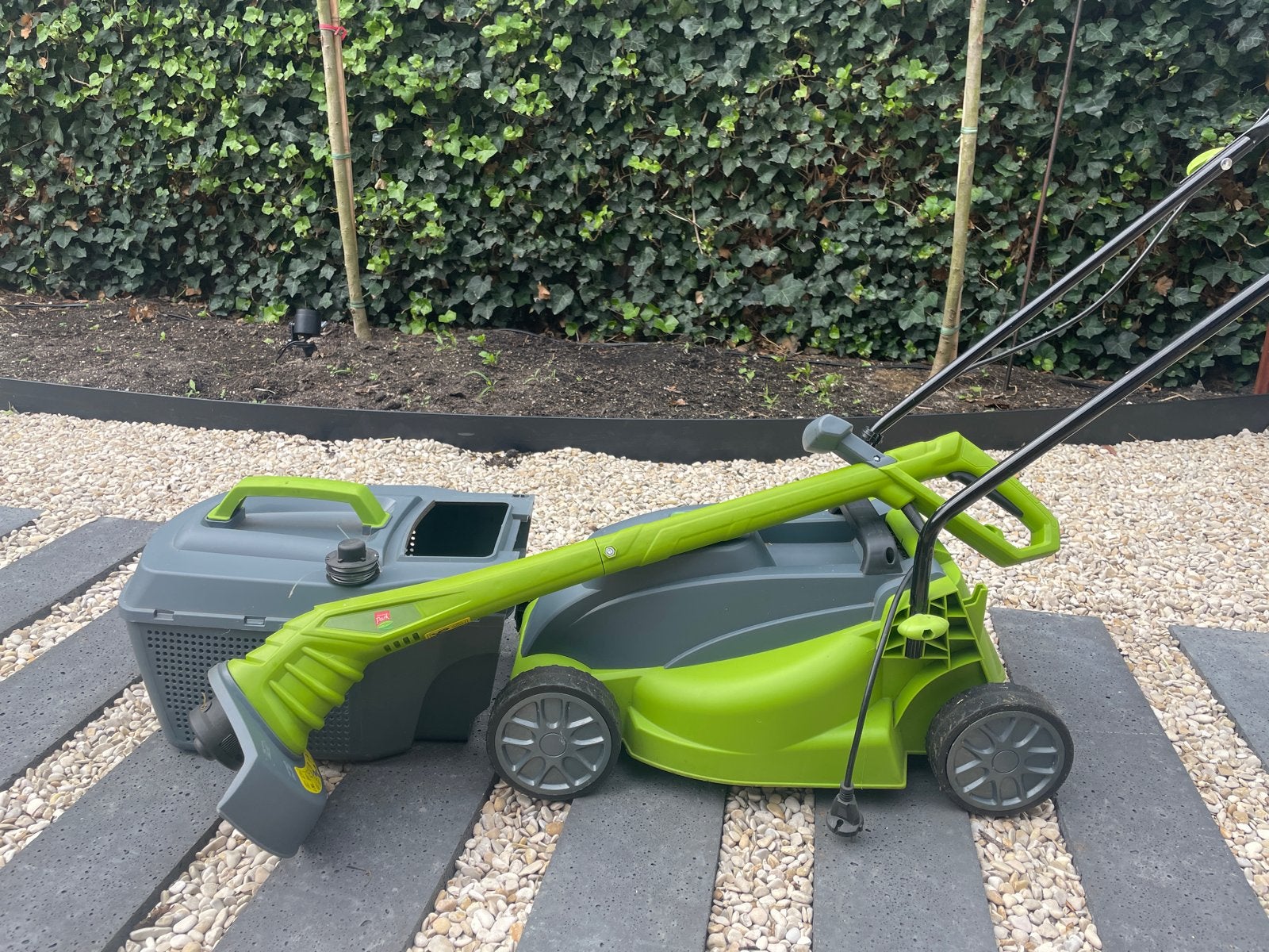 Elektrische grasmaaier met trimmer en extra draad, Ophalen, Cirkelmaaier, Gebruikt, Elektrische grasmaaier