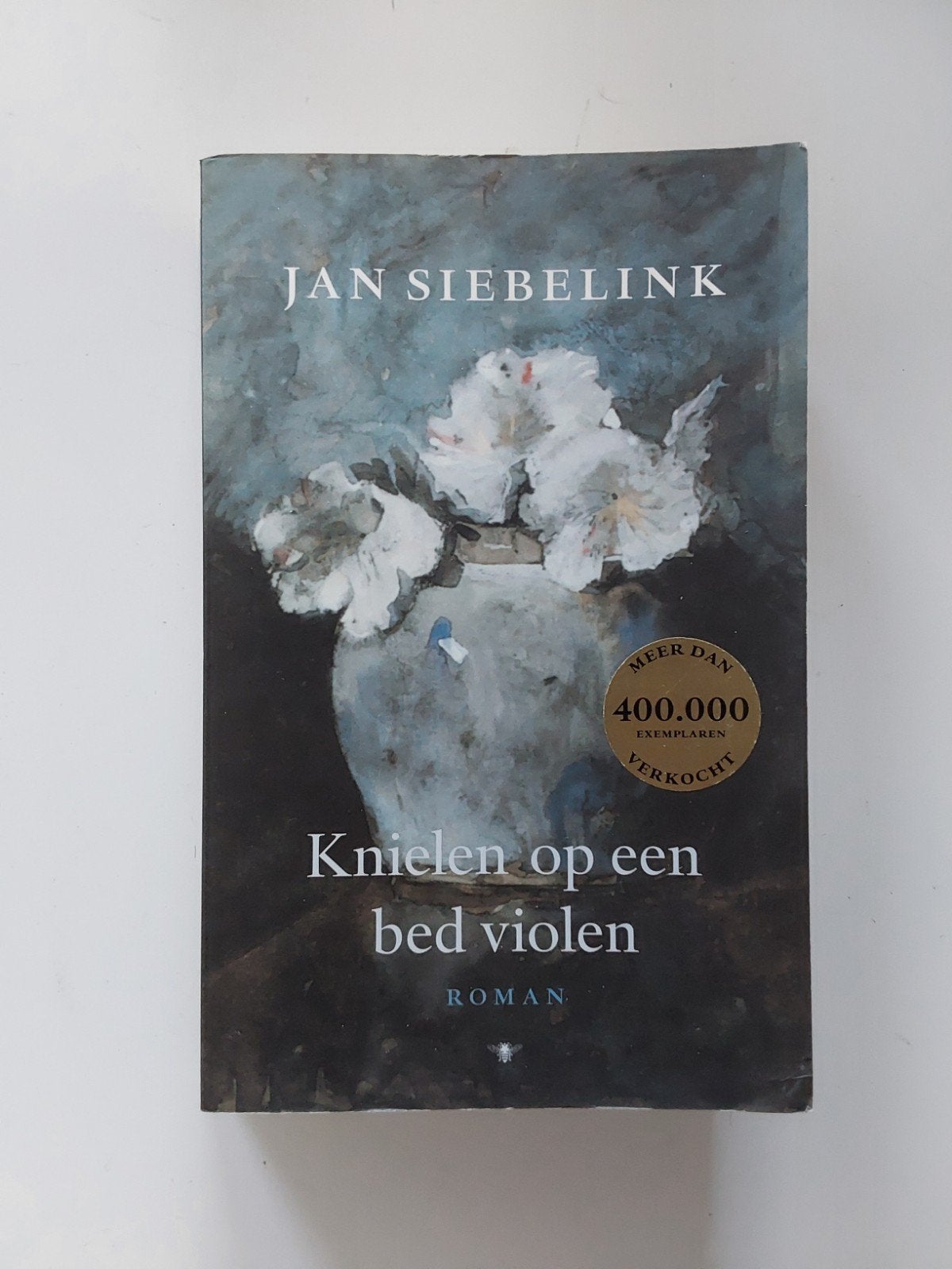 Jan Siebelink : Knielen op een bed violen, Jan Siebelink, Ophalen of Verzenden, Zo goed als nieuw, Nederland