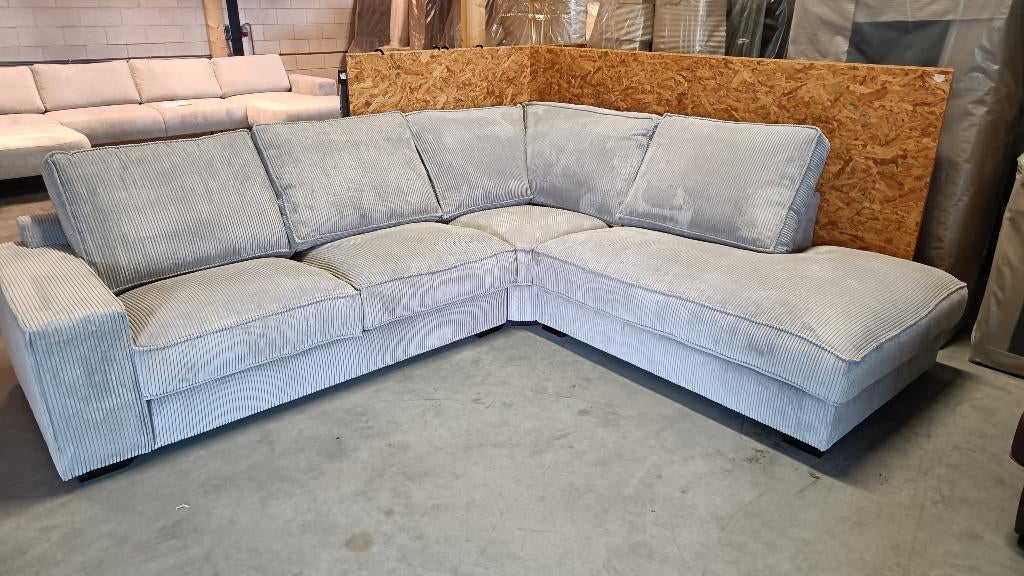 Nieuw, hoekbank model Dena 295 cm x 255 cm RIBSTOF / VELVET, Ophalen, Nieuw, Stof, Modern , romantisch , trendy  , klassiek , retro , tijdloos