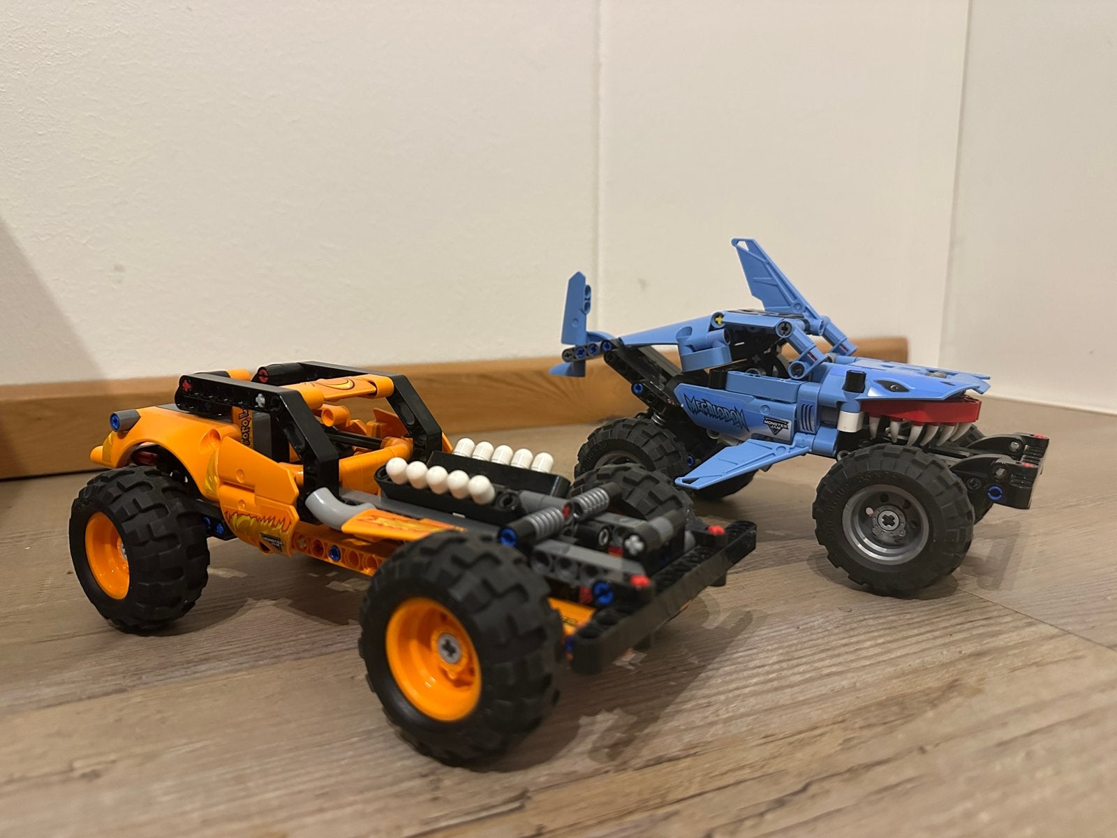 Lego Technic Monster Jam Megalodon & El Toro Loco, Ophalen of Verzenden, Zo goed als nieuw