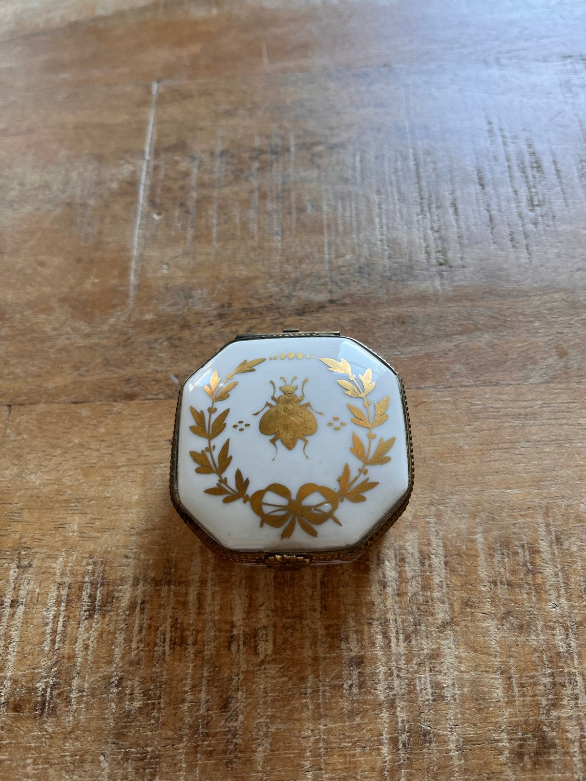 Limoges France Pillendoosje met Gouden Kever Decoratie, Antiek en Kunst, Ophalen of Verzenden
