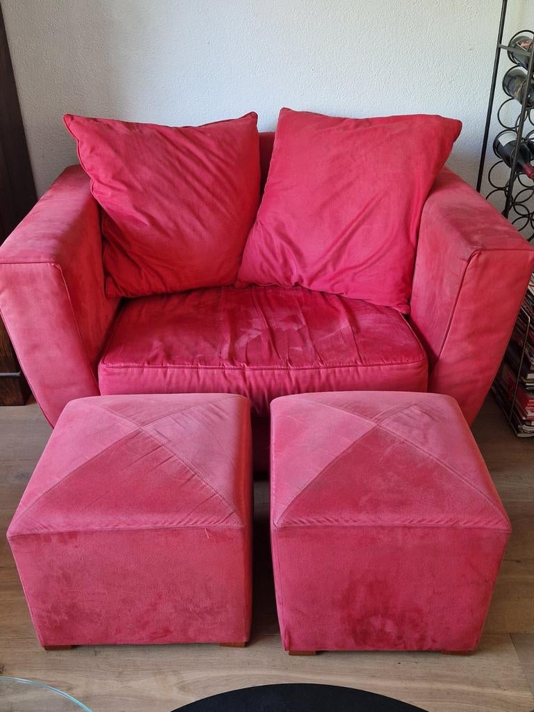 Comfortabele rode bank met twee poefs/loveseat, Huis en Inrichting, Ophalen, Gebruikt, Eenpersoons, 75 tot 100 cm