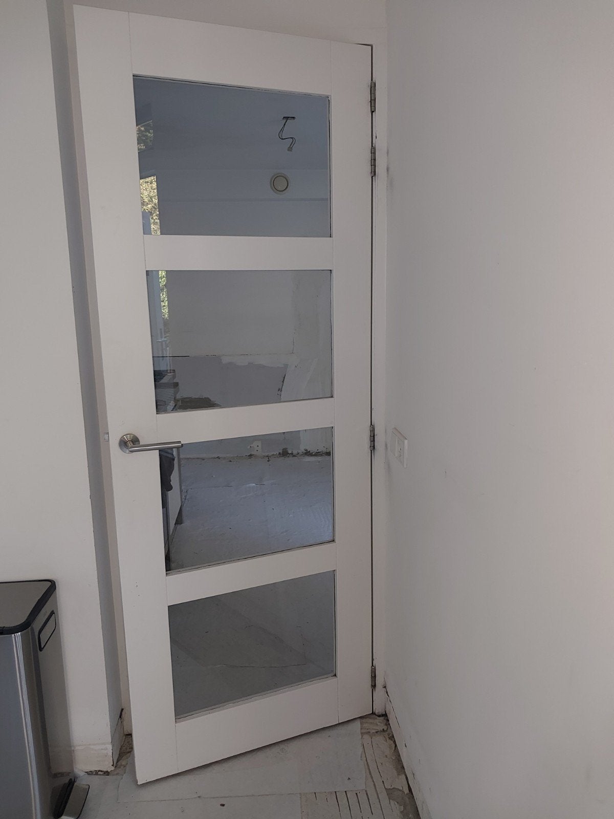 Witte binnendeur met glaspanelen en deurbeslag, Doe-het-zelf en Verbouw, Deuren en Horren, Ophalen, Gebruikt, 80 tot 100 cm, Binnendeur