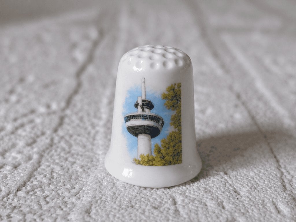 Euromast Rotterdam op een Porseleinen Vingerhoed, Ophalen of Verzenden, Nieuw, Porselein, Nederland