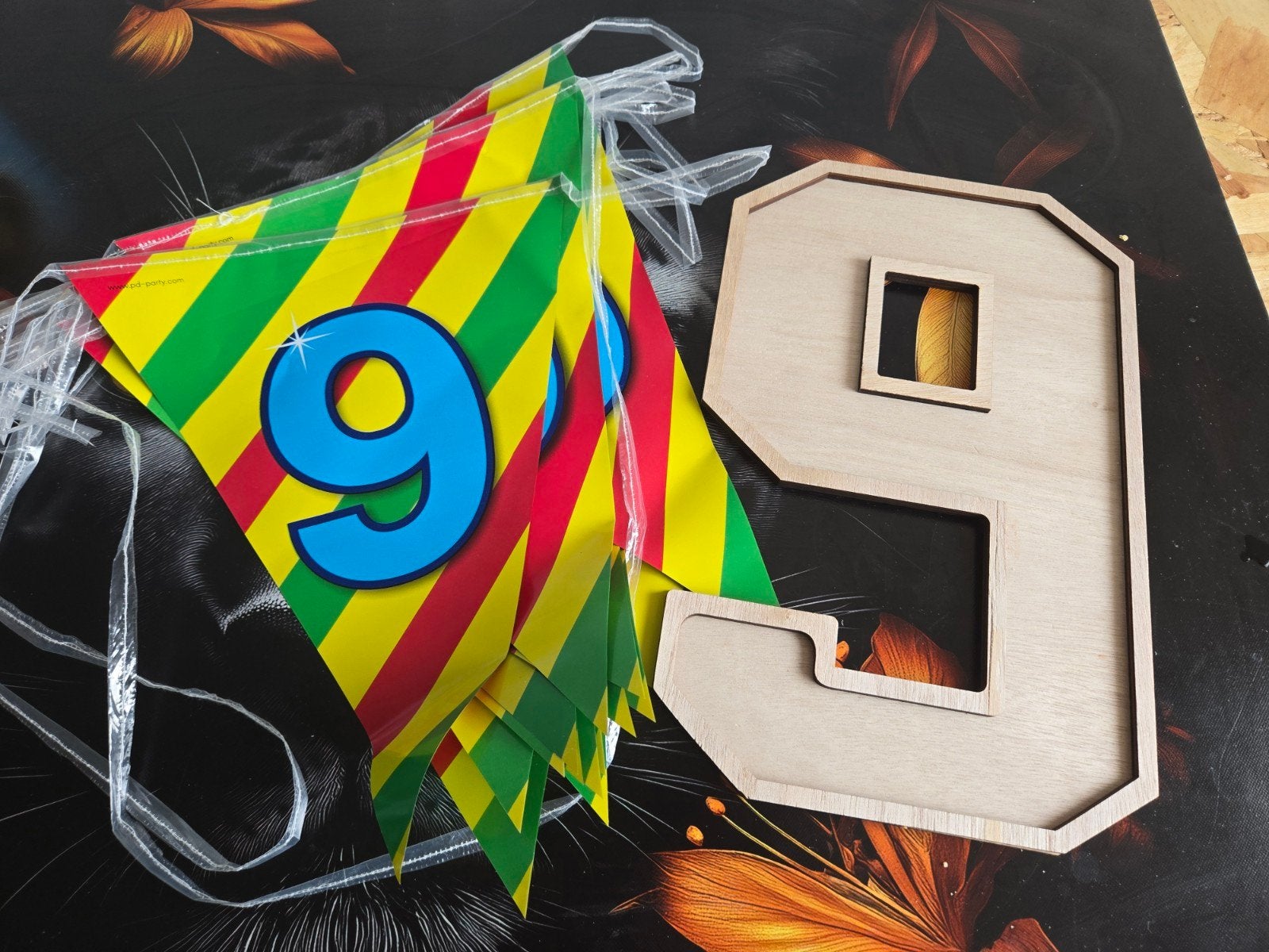9 Jaar, 9e Verjaardag. Slinger + Houten Dienblad, Decoratie, Ophalen of Verzenden, Zo goed als nieuw, Versiering, Verjaardag