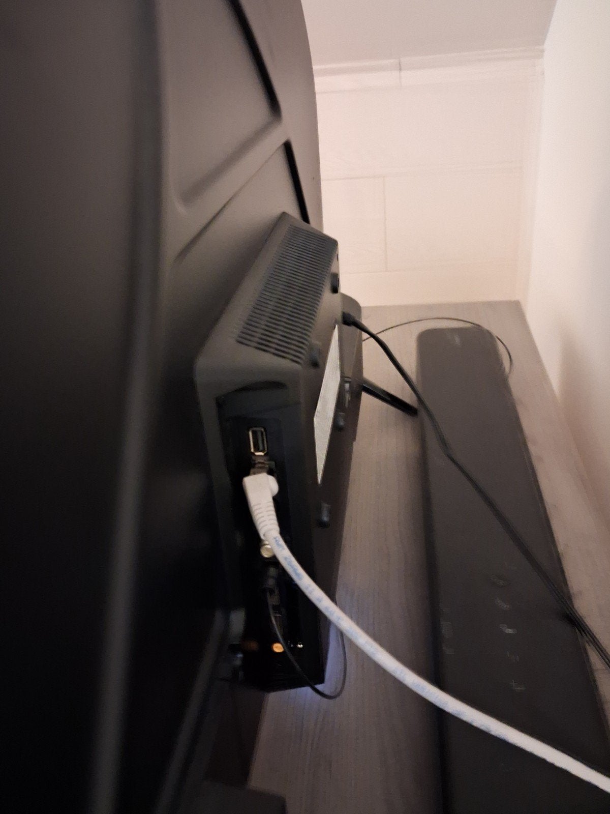 Foto 3 van Een TCL 32 inch tv met Sony soundbar Moet snel weg!