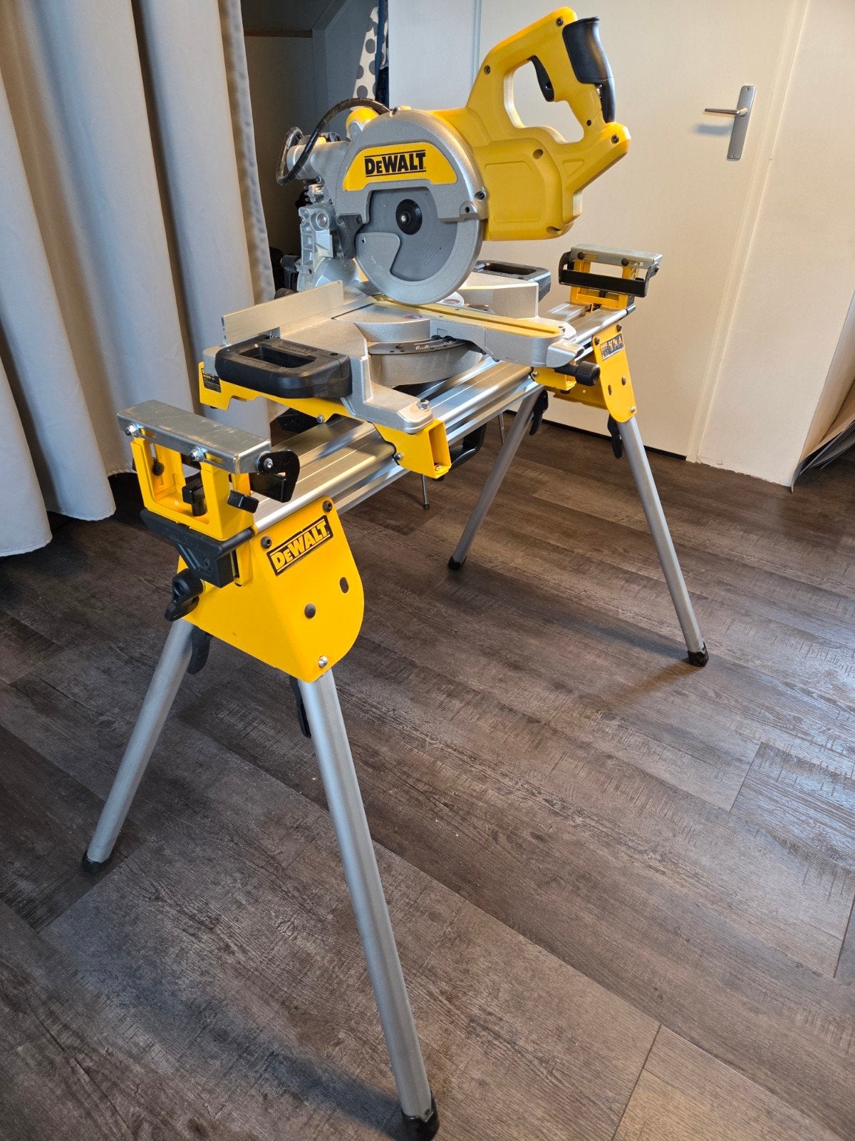 Afkortzaag DeWalt DWS777 1800 W DeWalt DE7033 xj, 70 mm of meer, Ophalen of Verzenden, Zo goed als nieuw, DeWALT