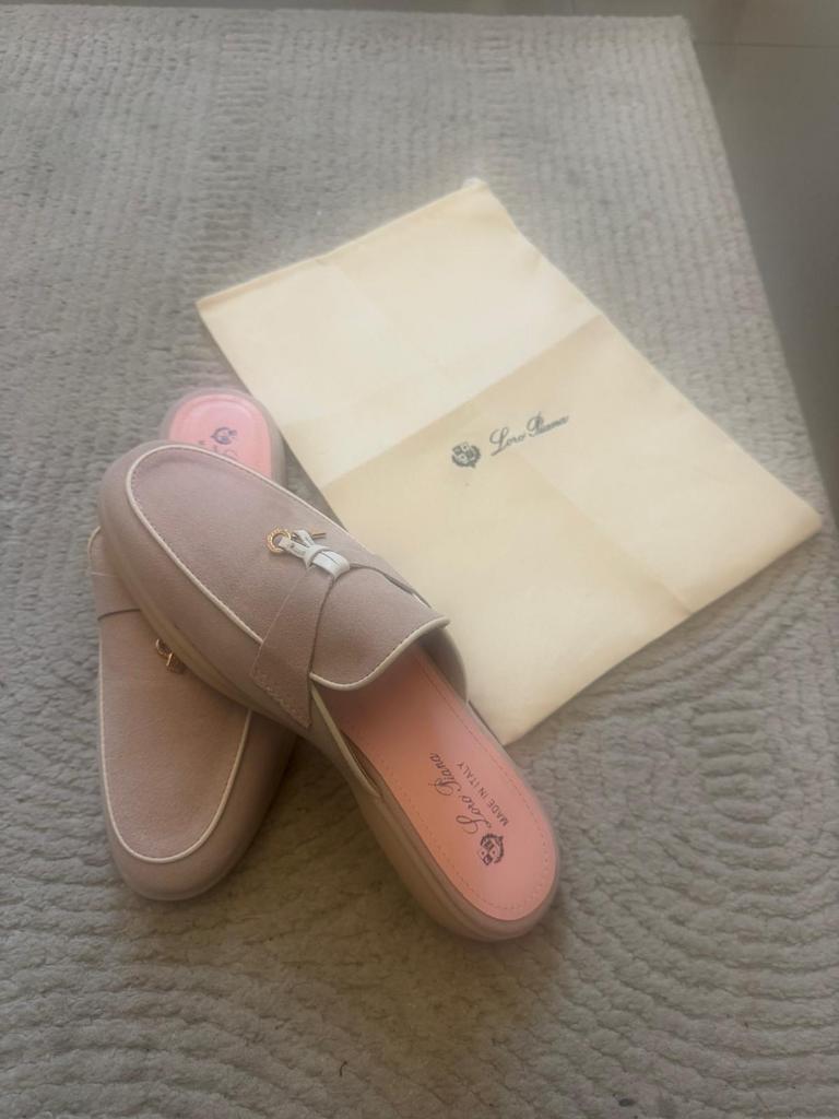 Nieuwe Loro Piana instappers - Maat 42, Kleding | Dames, Schoenen, Nieuw, Instappers, Roze, Ophalen of Verzenden