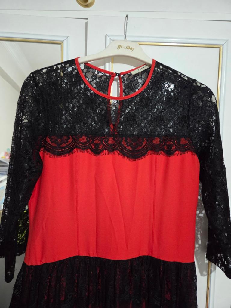 Nette rode en zwarte kanten galajurk, Kleding | Dames, Jurken, Maat 38/40 (M), Ophalen of Verzenden, Zo goed als nieuw, Rood