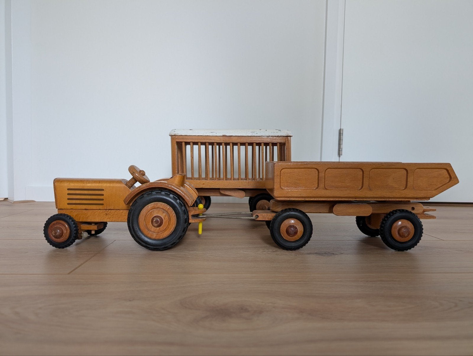 Vintage Werdauer Holzspielzeug Tractor met 2 Karren (DDR), Ophalen of Verzenden