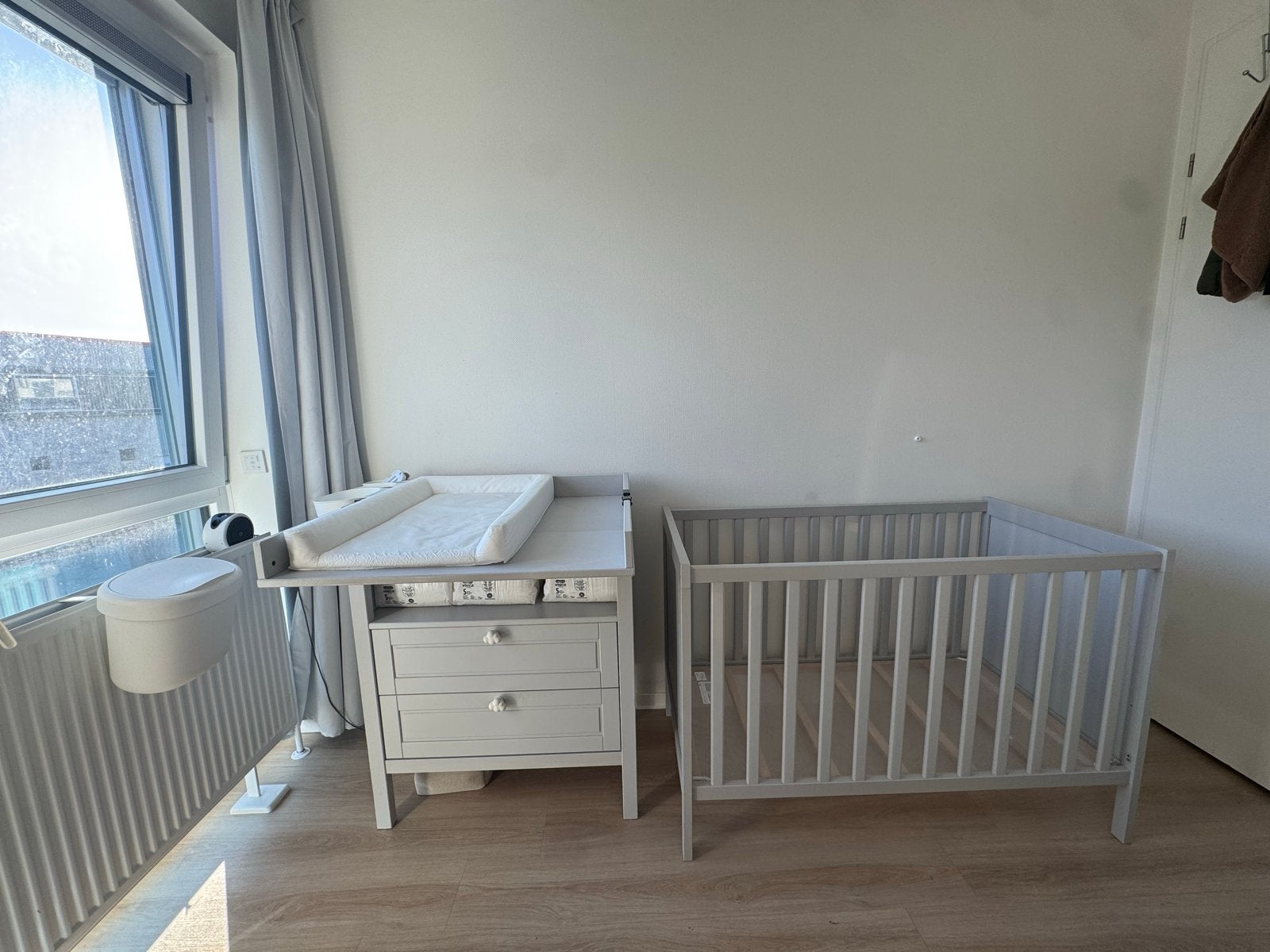 IKEA SUNDVIK Babykamer Grijs Compleet + Matras, Kinderen en Baby's, Ophalen, Gebruikt, Jongetje of Meisje