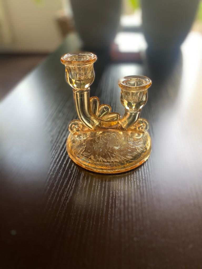 Vintage glazen kandelaar met twee armen, Antiek en Kunst, Antiek | Kandelaars, Ophalen of Verzenden, Glas