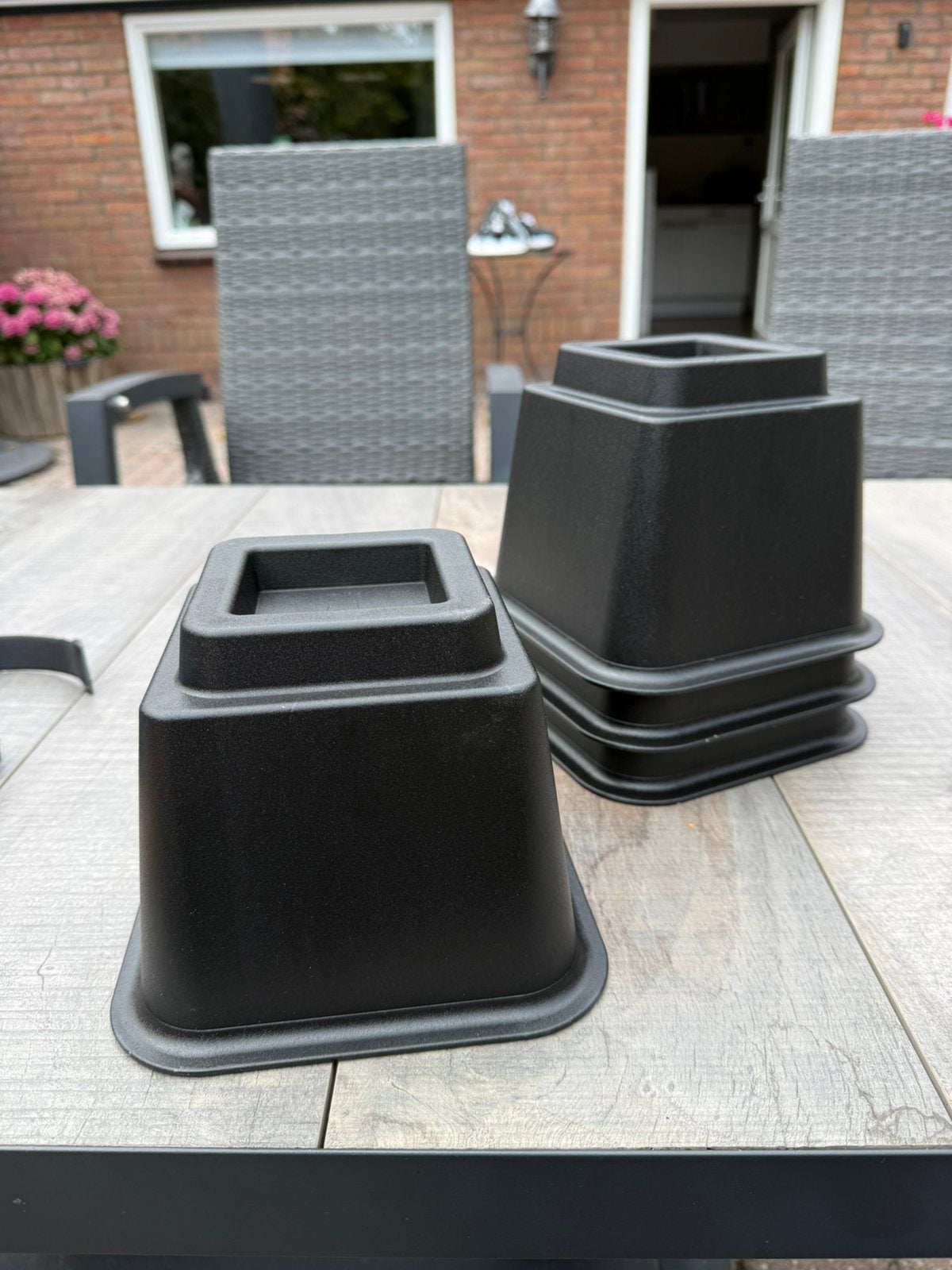 Set 4 bedklossen / bedverhogers  -  15 cm  hoog zwart, Ophalen of Verzenden, Zo goed als nieuw