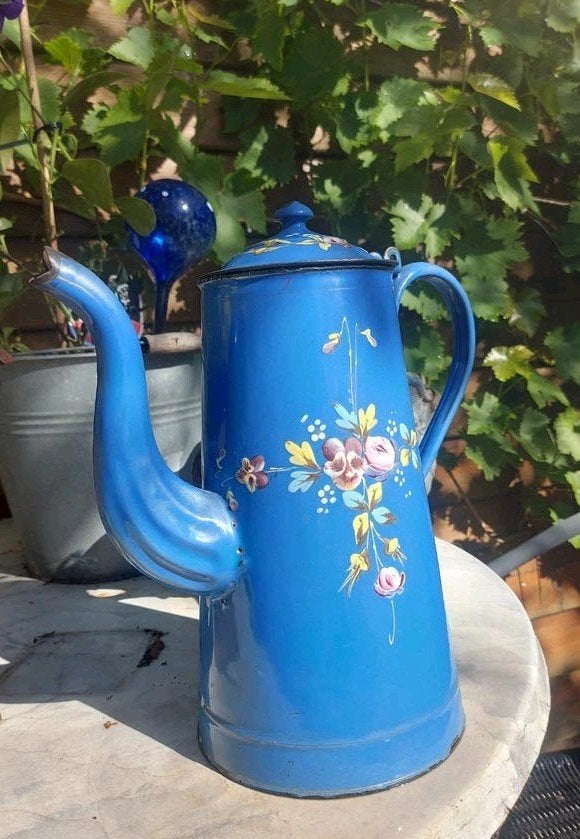 Antieke grote emaille koffiekan met dikke opgelegde bloemen, Ophalen of Verzenden
