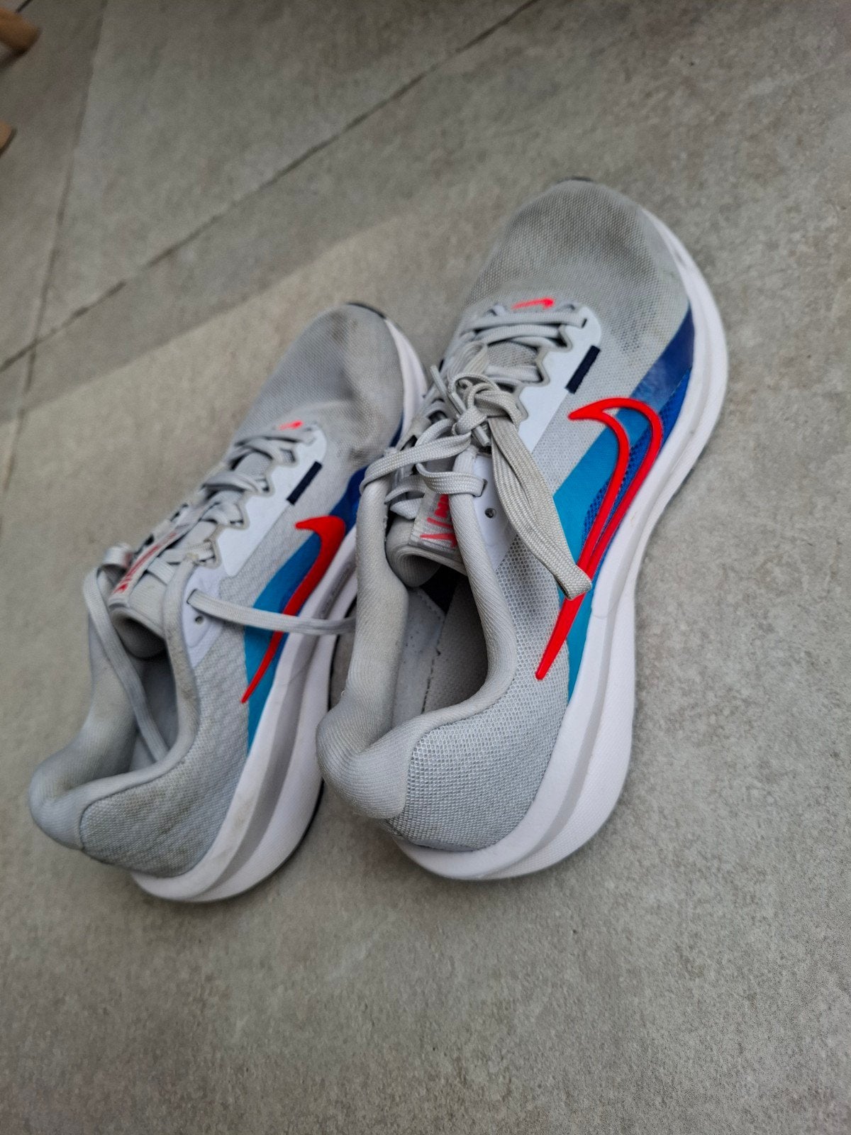 Nike sportschoenen maat 42 - Grijs/Blauw/Rood, Kleding | Heren, Schoenen, Overige kleuren, Sportschoenen, Nike, Ophalen of Verzenden