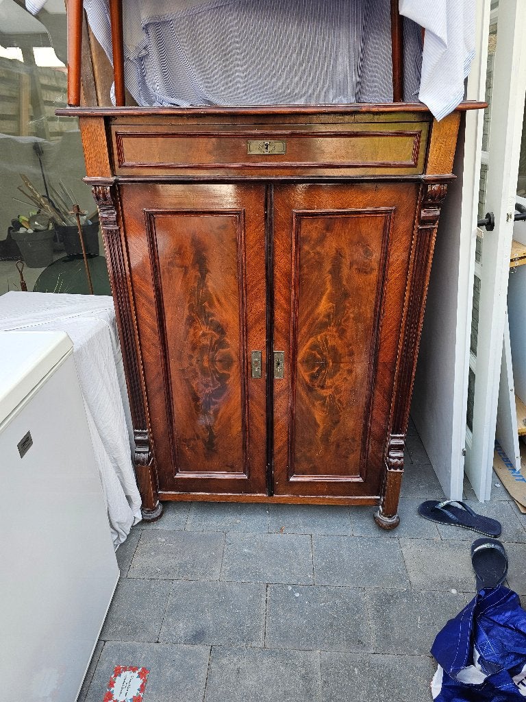 Mahonie kast, Ophalen