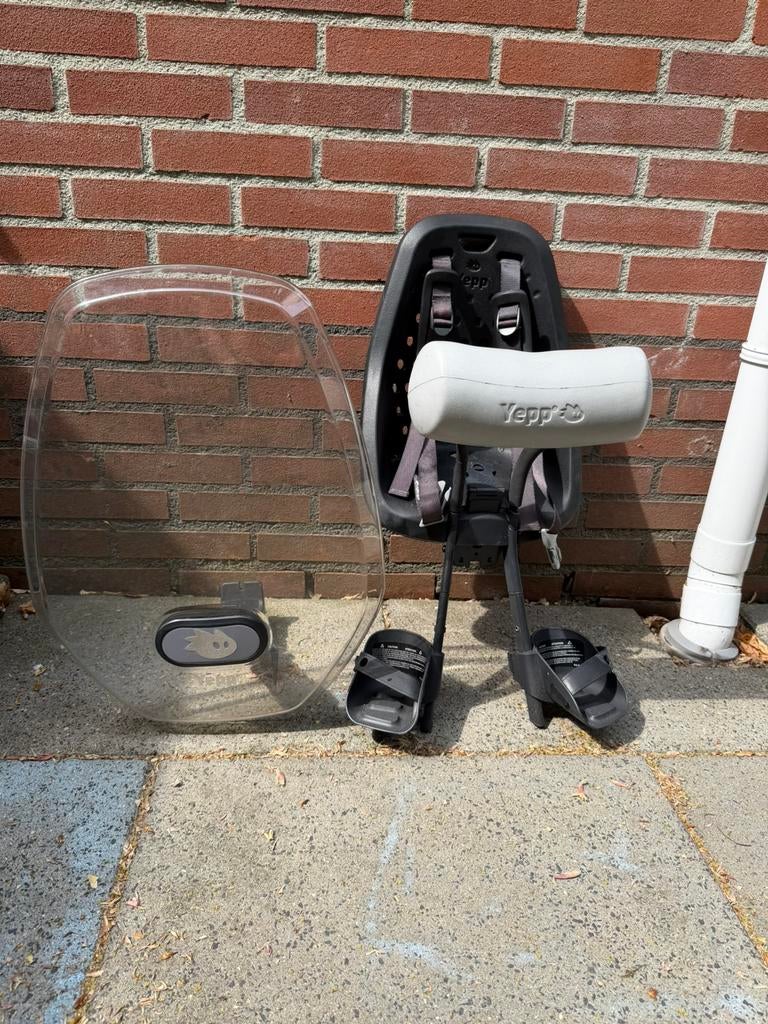 Yepp mini voorzitje Zwart GMGY101, Fietsen en Brommers, Ophalen, Zo goed als nieuw, Voorzitje, Voetsteuntjes