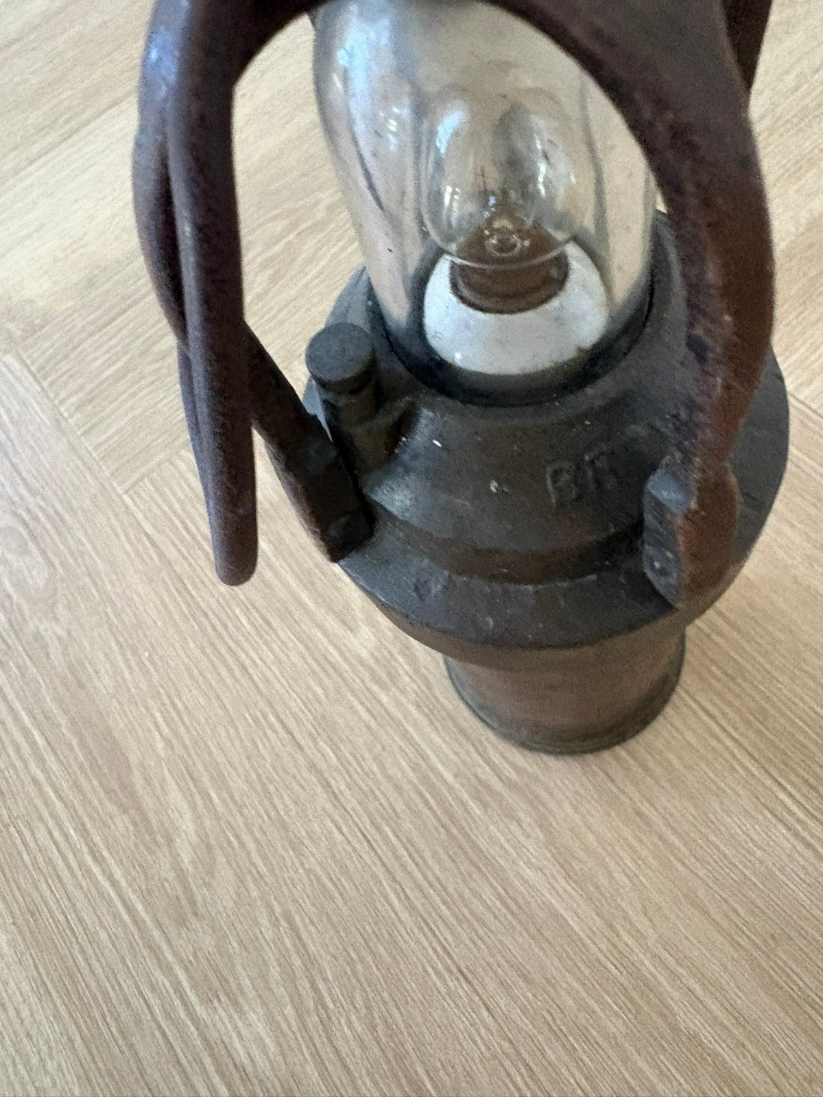 Orginele antieke mijnlamp, Ophalen