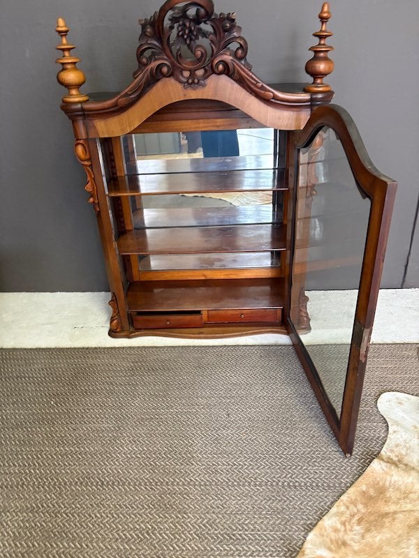 Antieke vitrine kast met decoratieve kuif, Antiek en Kunst, Antiek | Meubels | Kasten, Ophalen