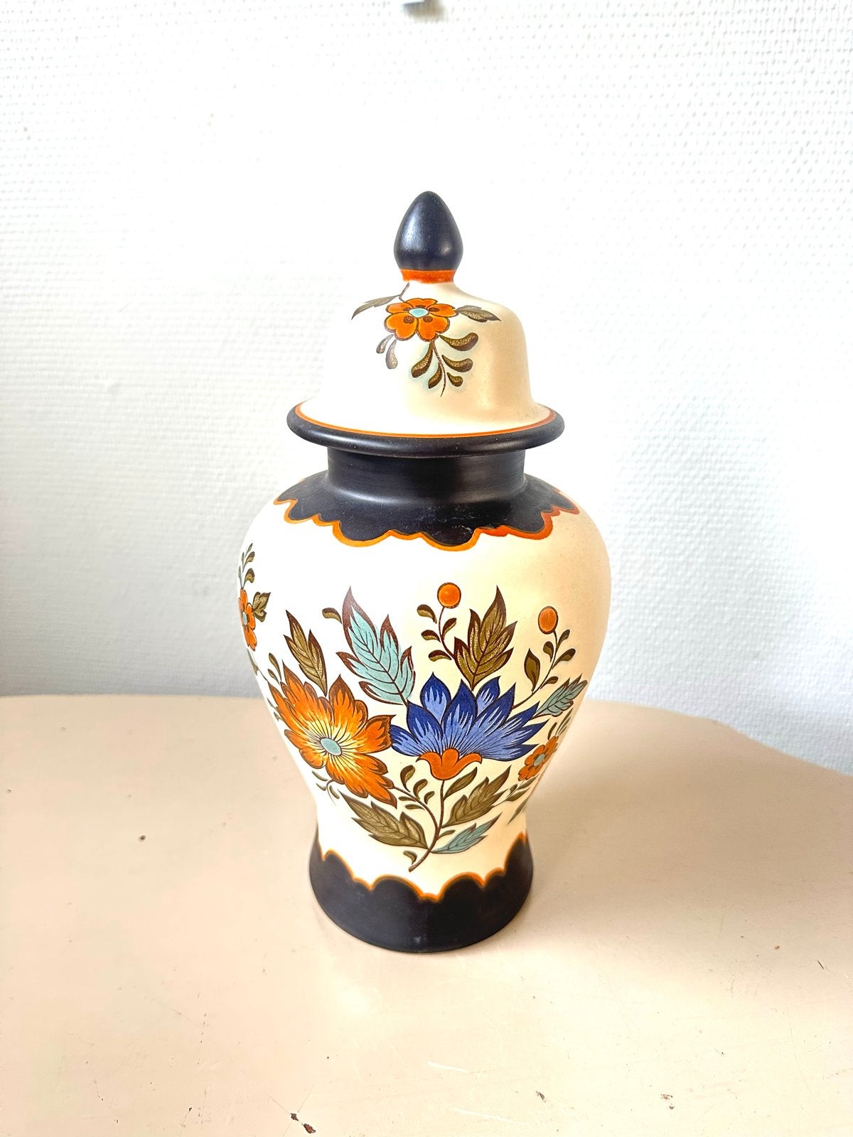 Flora Gouda Plateel vaas met deksel, handwerk Holland, Antiek en Kunst, Antiek | Vazen, Ophalen of Verzenden