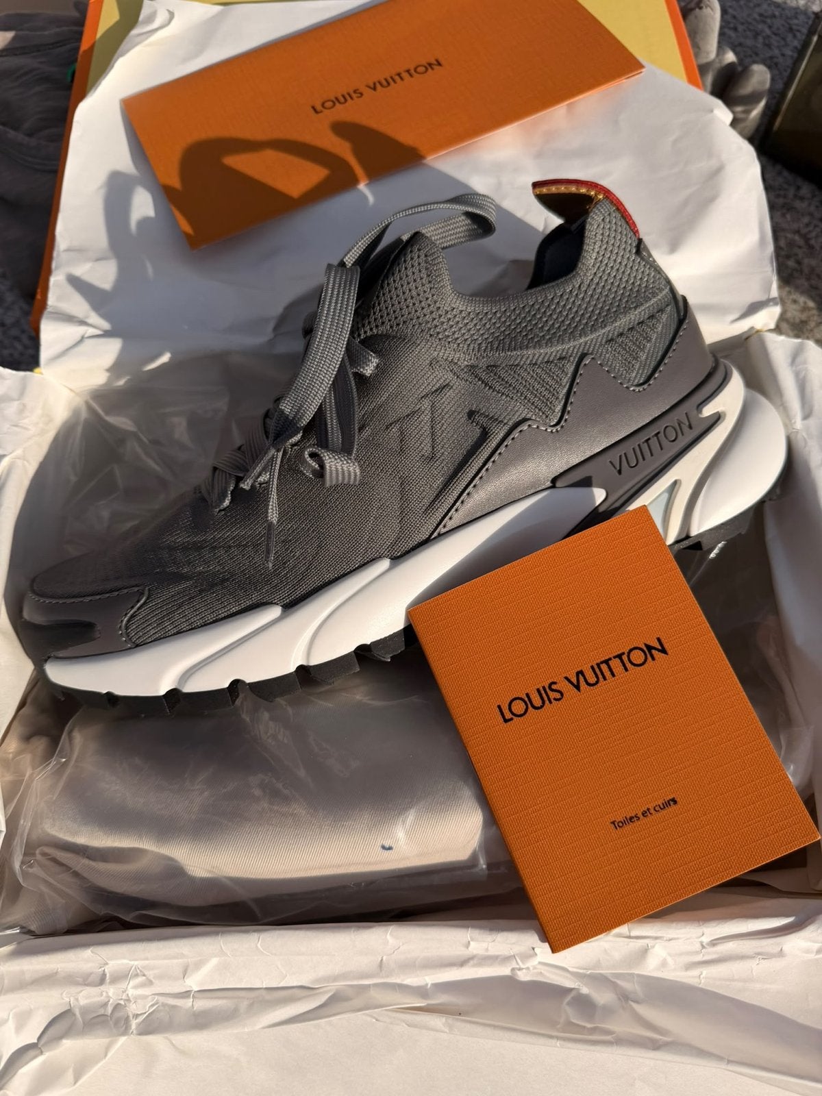 Louis Vuitton Sneakers - Grijs - Nieuw in doos, Ophalen of Verzenden, Nieuw, Overige kleuren, Sneakers of Gympen