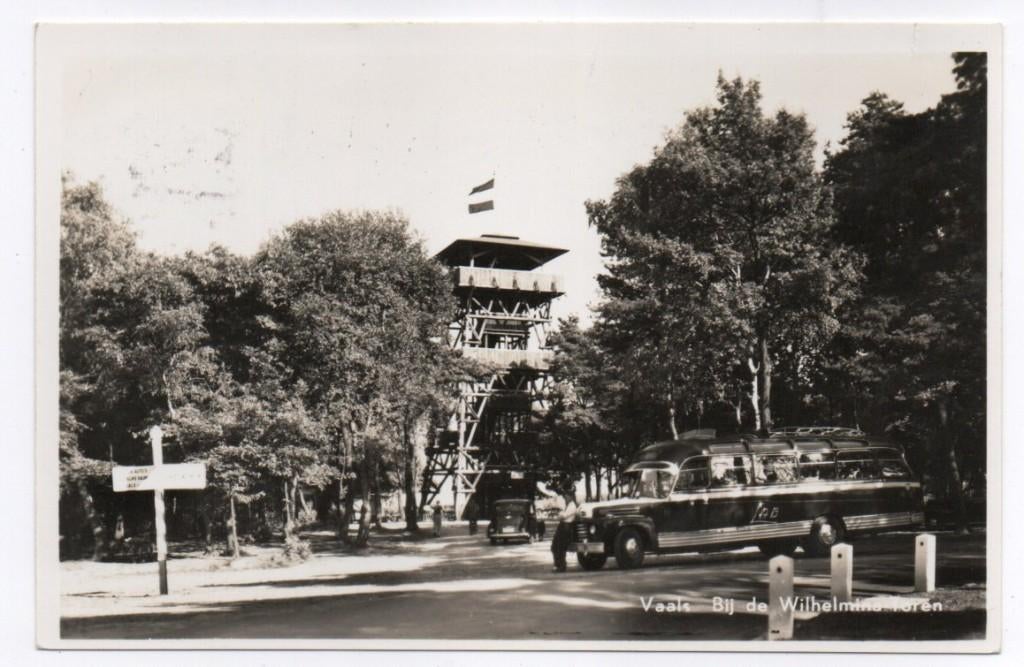 Vaals Bij de Wilhelminatoren met bus en ANWB wegwijzer 1956, Verzamelen, Ophalen, 1940 tot 1960, Gelopen, Limburg