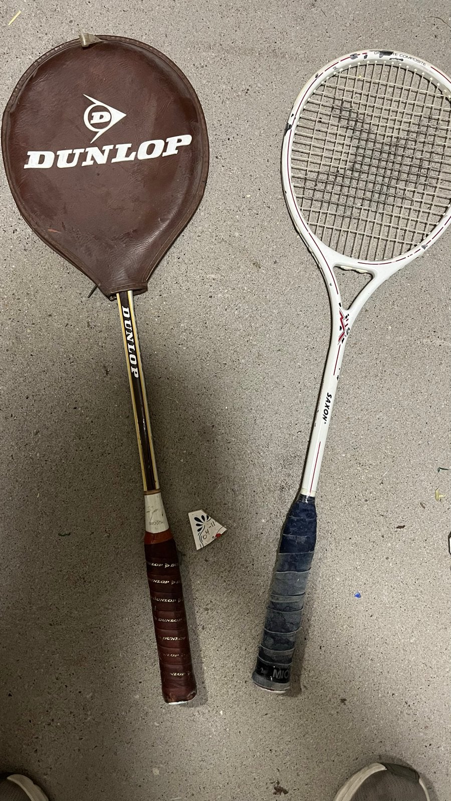2 Squash Rackets: Dunlop en Saxon, Sport en Fitness, Squash, Ophalen of Verzenden, Gebruikt, Racket, Met hoes