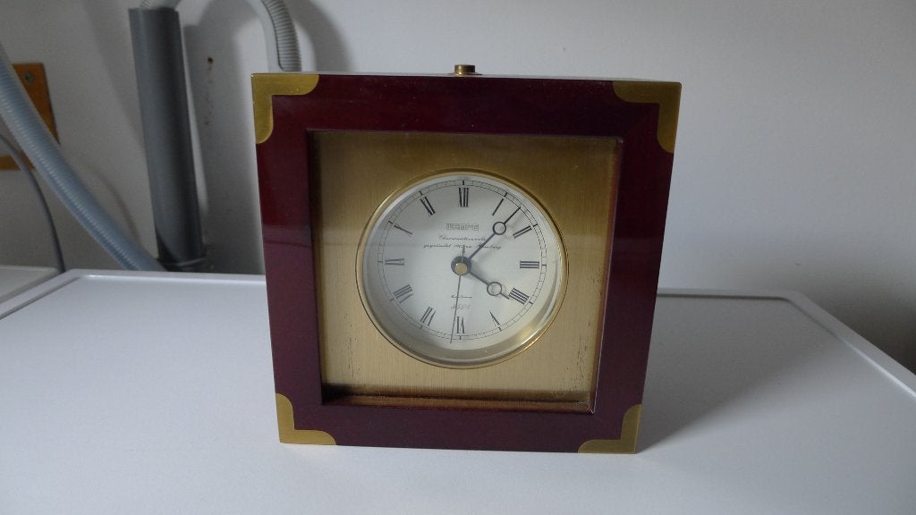 Tafel klokje met mahonie houten omhuizing perfecte werking, Klassiek, Ophalen of Verzenden, Zo goed als nieuw, Tafelklok