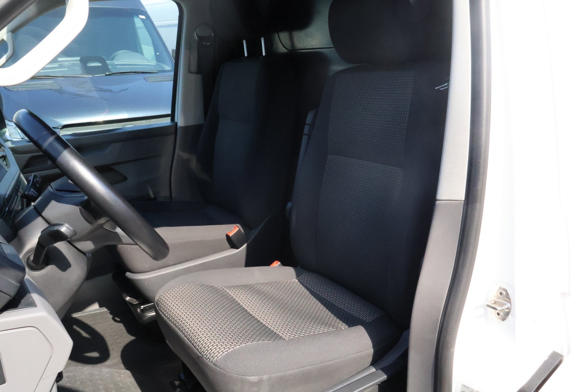 Volkswagen Transporter 2.0 TDI L2 H1 Airco (bj 2023), Auto's, Voorwielaandrijving, Stof, Gebruikt, Euro 6