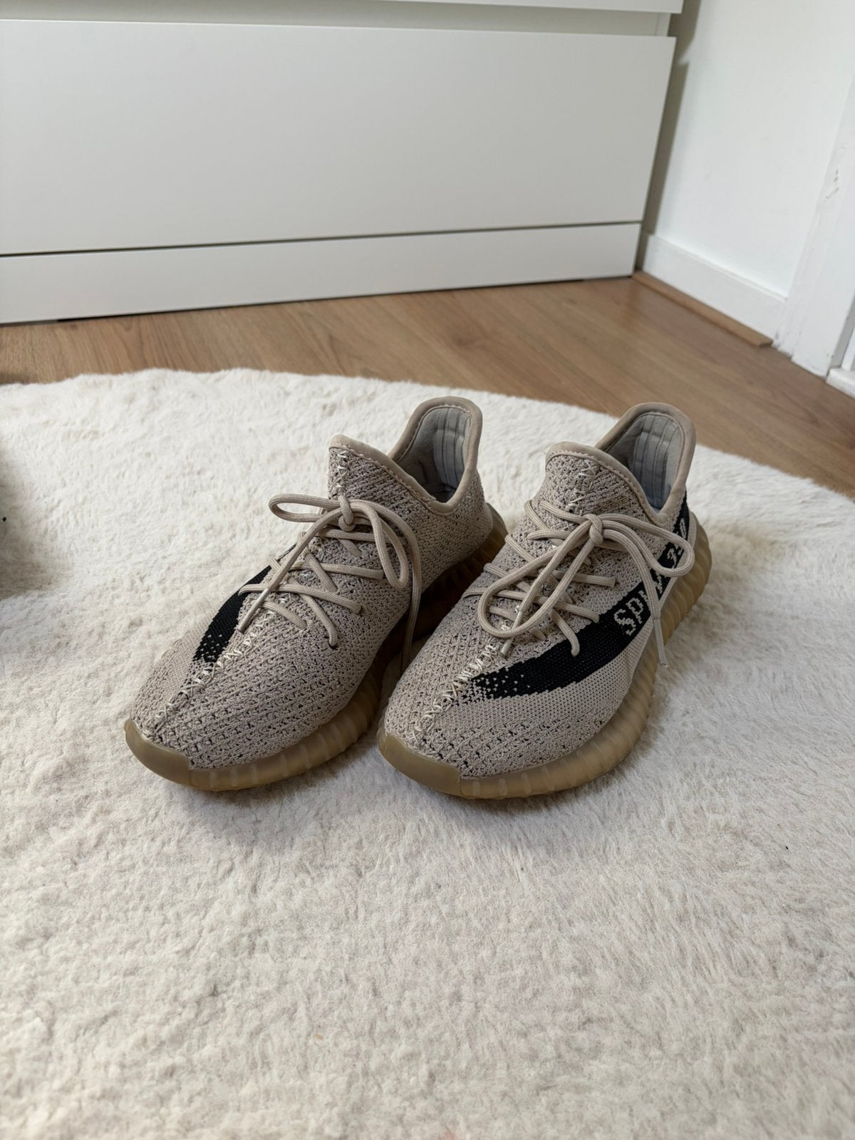 Yeezys te koop, Beige, Ophalen of Verzenden, Sneakers of Gympen, Gedragen