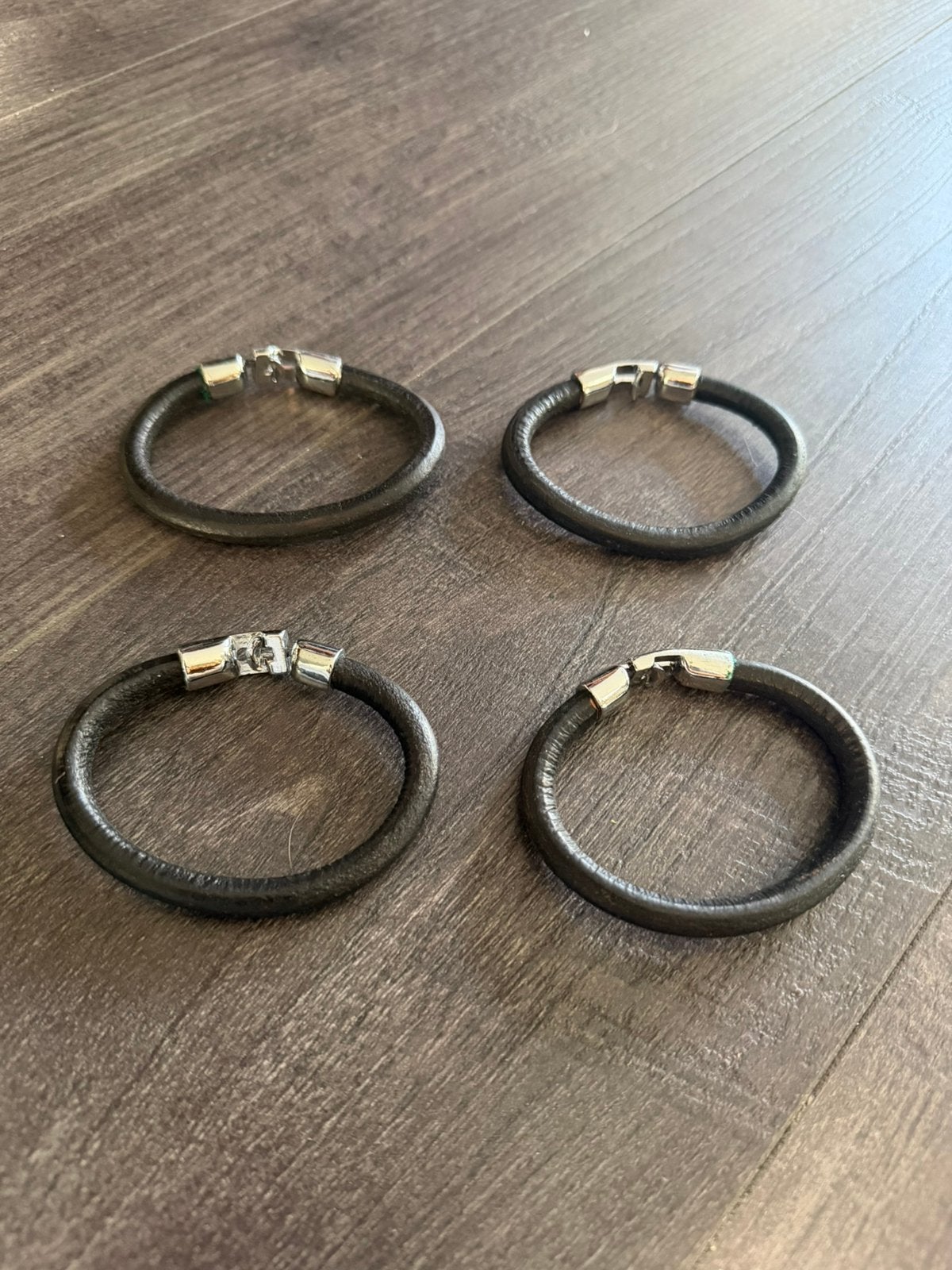 Partij 4 stuks kunstleren armbanden A32/23, Ophalen of Verzenden, Nieuw, Overige kleuren, Overige materialen