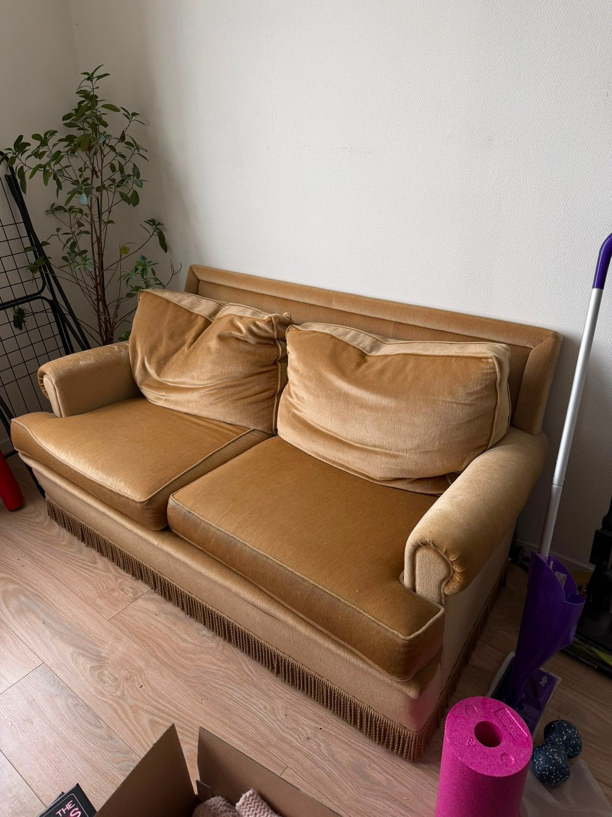 FREE - Velvet couch - pick up this week, Huis en Inrichting, Banken | Sofa's en Chaises Longues, Ophalen, Gebruikt, 75 tot 100 cm