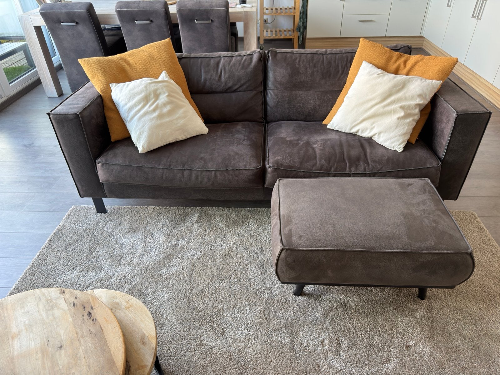 Comfortabele bruine tweezitsbank met poef, Huis en Inrichting, Banken | Bankstellen, Ophalen, Gebruikt, 150 tot 200 cm, Tweepersoons
