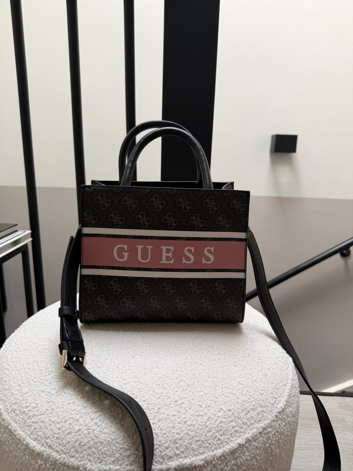 Guess roze tas, Ophalen, Zo goed als nieuw, Roze