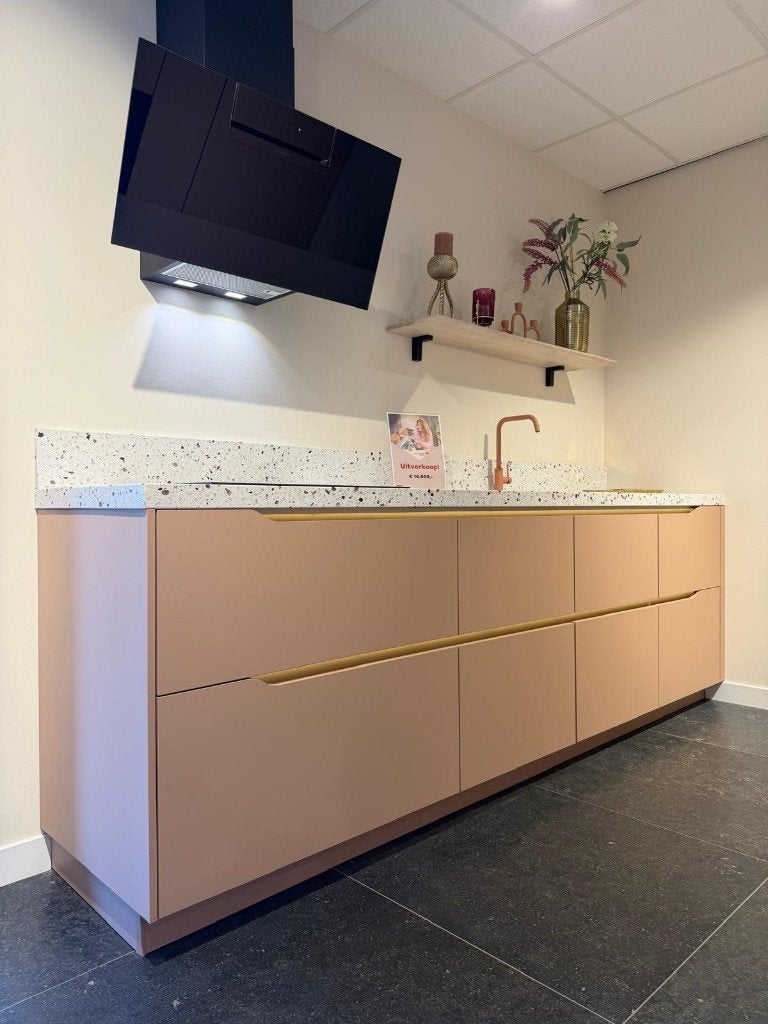 SHOWROOMKEUKEN | Roze keuken met Terrazzo werkblad, Ophalen, Overige kleuren, Overige typen, Greeploos