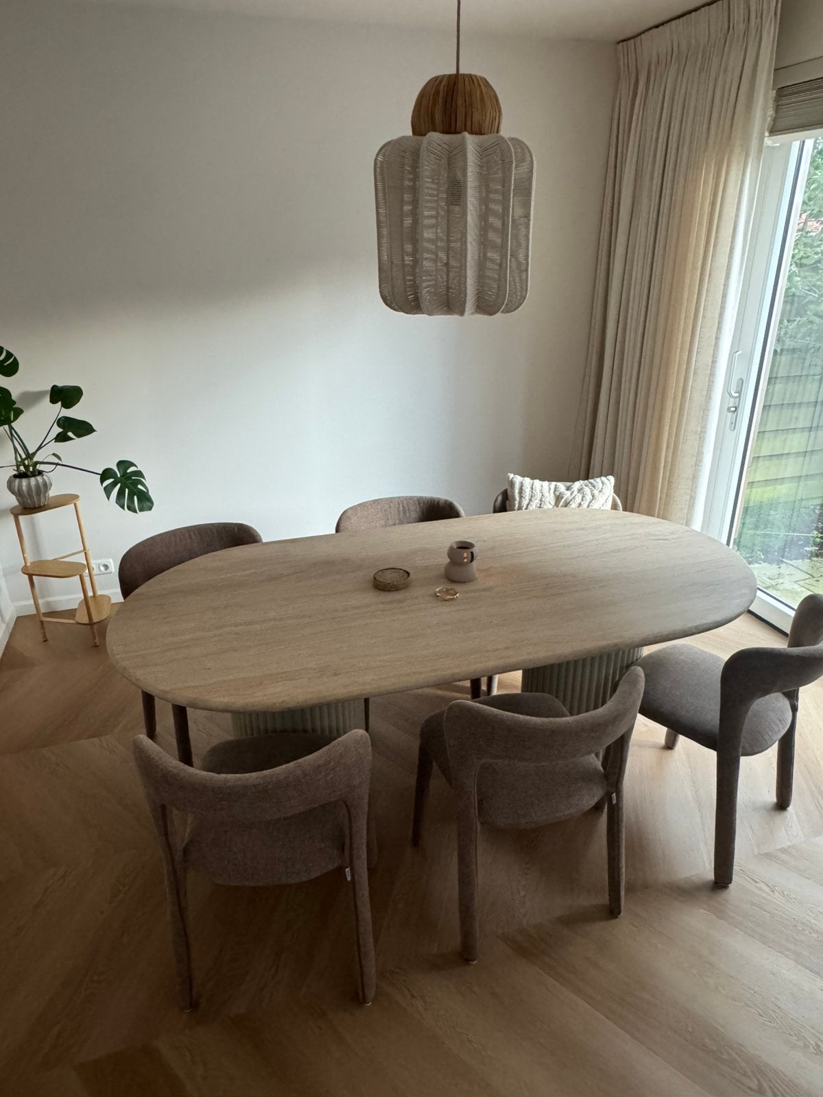 Stijlvolle ovale eettafel met geribbelde poten