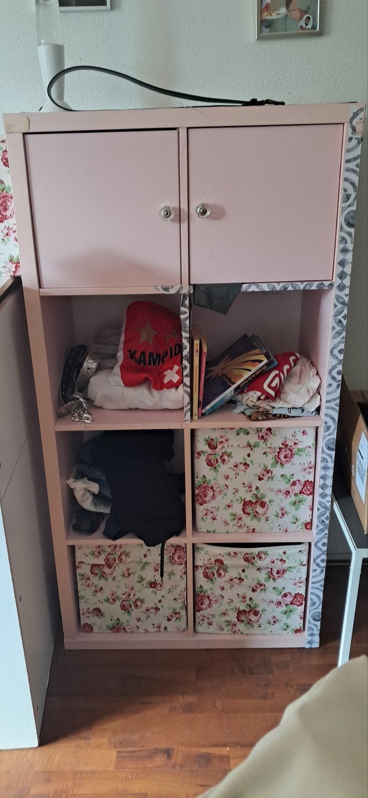 Roze kast met opbergvakken en bloemenmanden, Ophalen, Gebruikt
