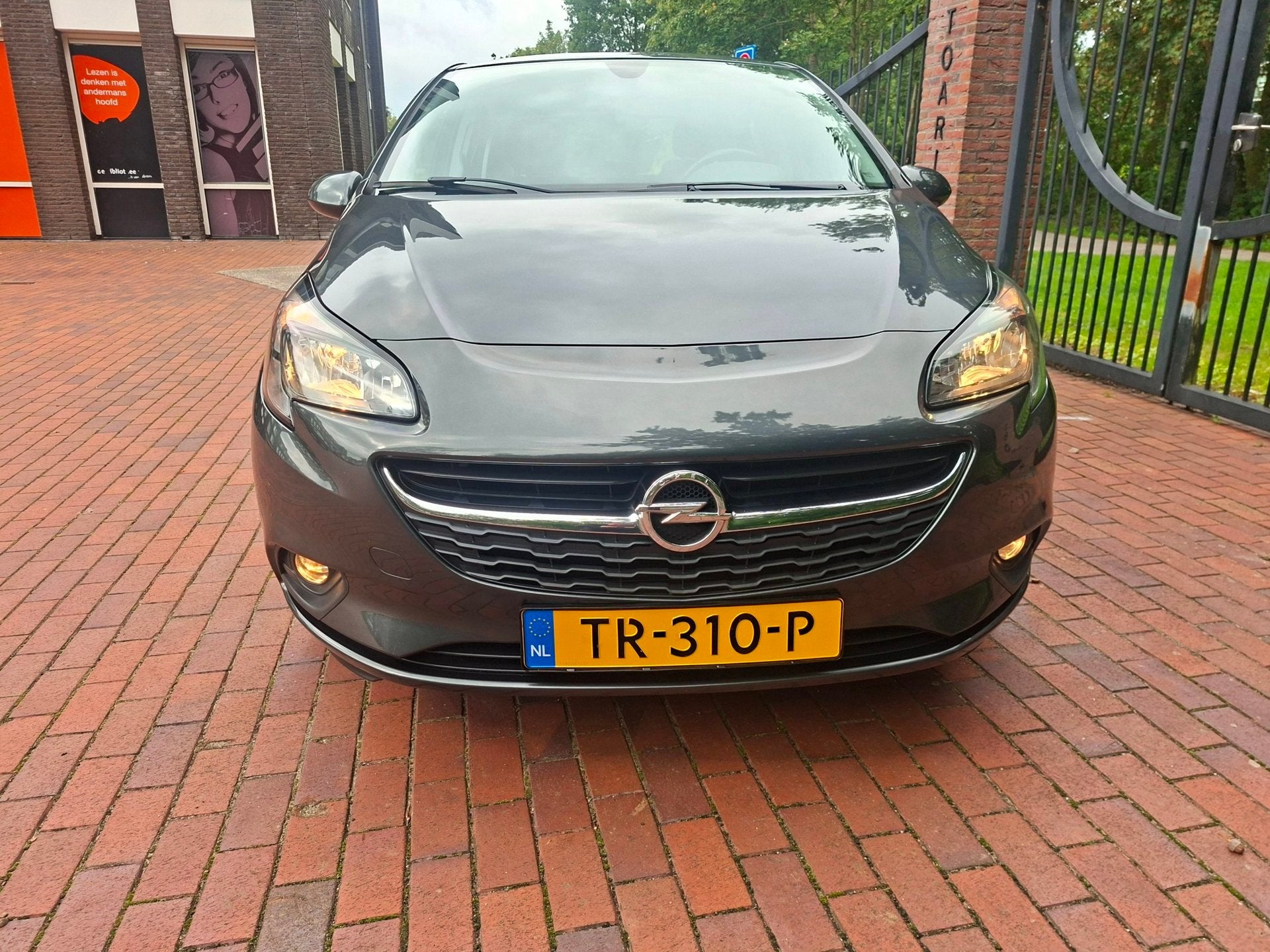 Foto 4 van Opel Corsa 1.4 Favourite 5 Deurs Airco Trekhaak Navigatie
