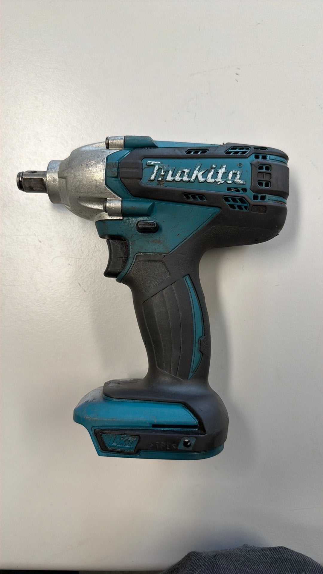 Makita DTW190 18v Slagmoersleutel, Ophalen