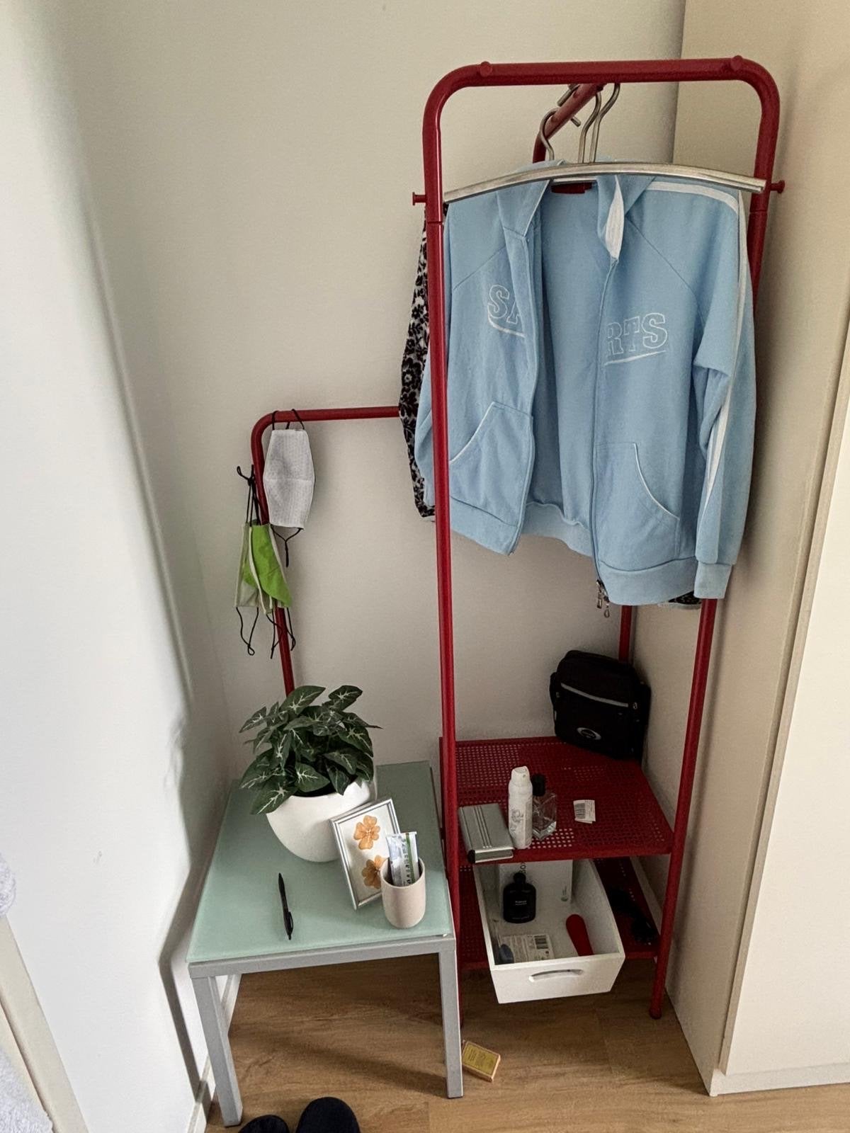 Rode staande kapstok met planken en haken, Huis en Inrichting, Woonaccessoires | Kapstokken, Ophalen, Gebruikt, Metaal, Staande kapstok