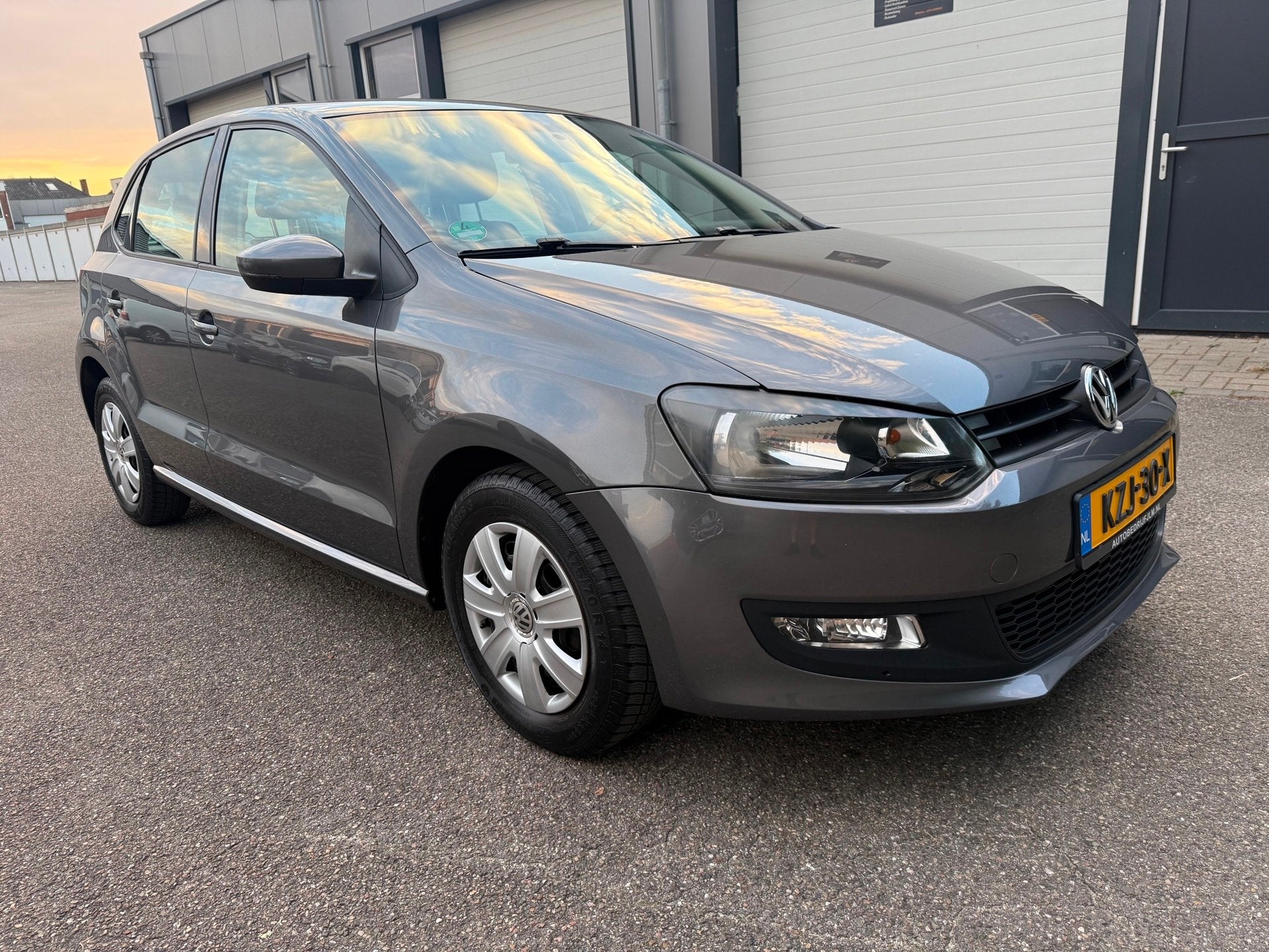 Volkswagen POLO Gereserveerd, Voorwielaandrijving, Gebruikt, Zwart, 1198 cc