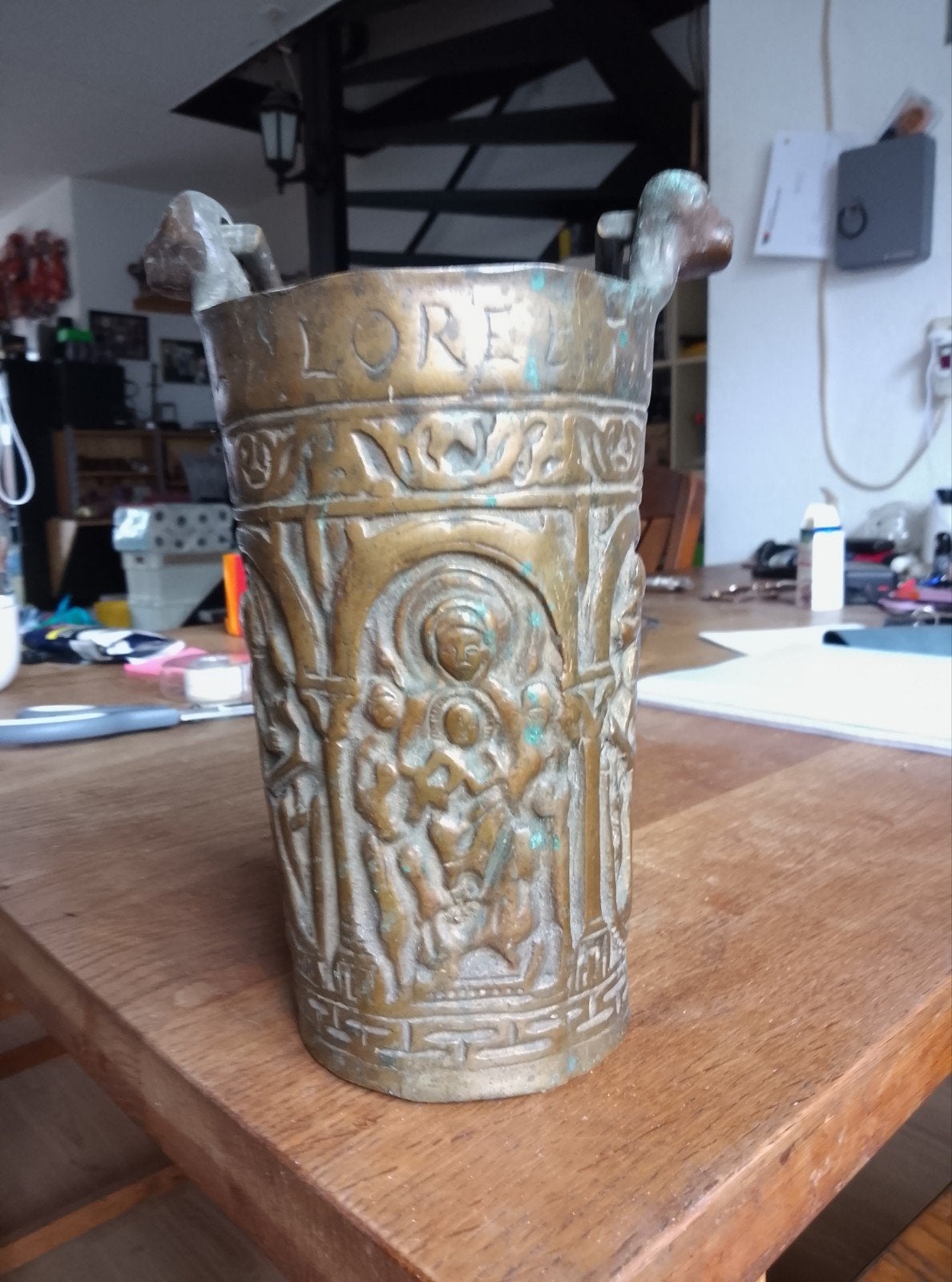 Antieke Bronzen wijwatervat met Reliëfs, Antiek en Kunst, Ophalen of Verzenden