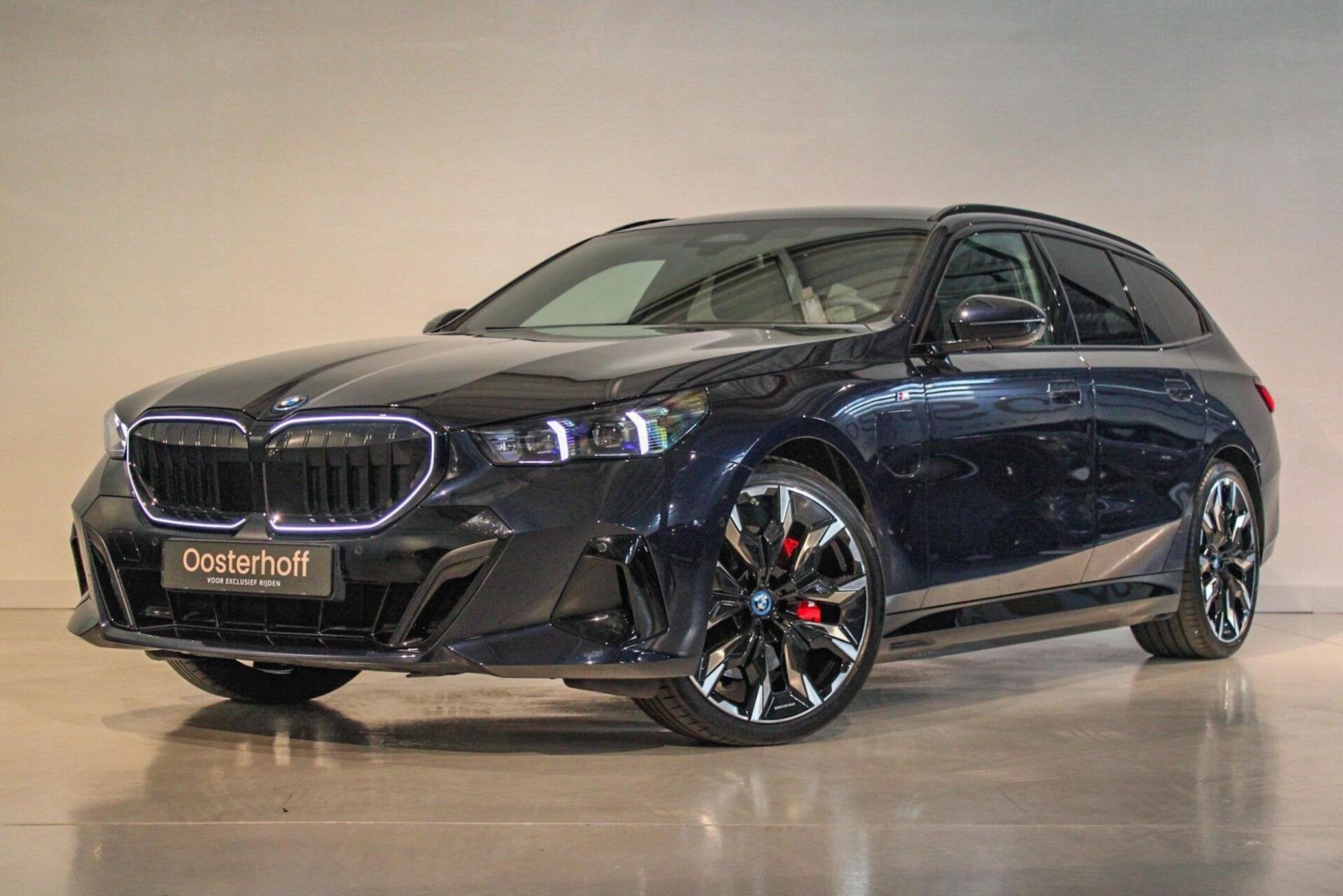 BMW 5-serie Touring 550e xDrive M-sport PANO | 4w-best | HUD, Automaat, 2000 kg, Zwart, 489 pk