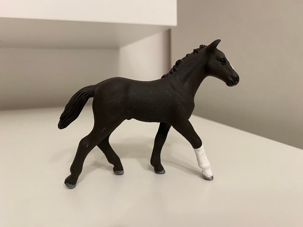 Schleich Exclusive Hannoveraan Veulen Zwart ~ 82957, Verzamelen, Dierenverzamelingen, Ophalen of Verzenden, Paard, Beeldje of Figuurtje