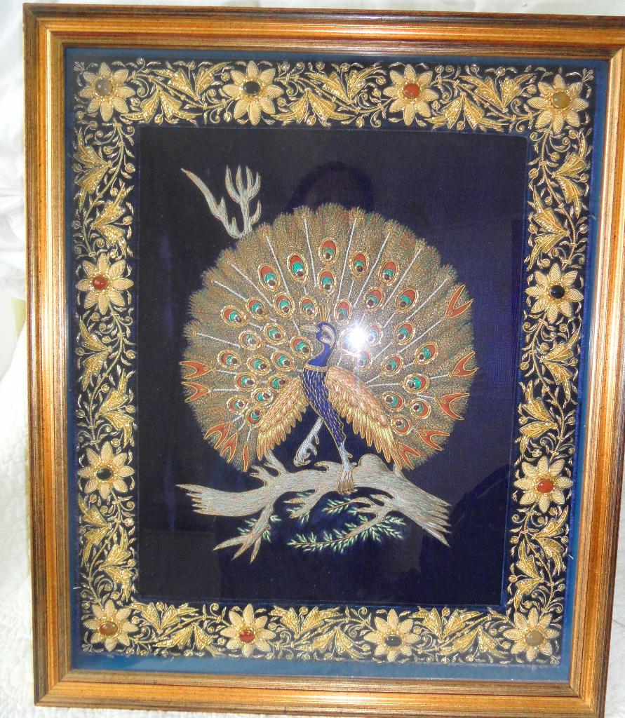 Schilderij Hand geborduurde Pauw met goudkleur draad,stenen, Ophalen, Zo goed als nieuw, Minder dan 50 cm, Schilderij