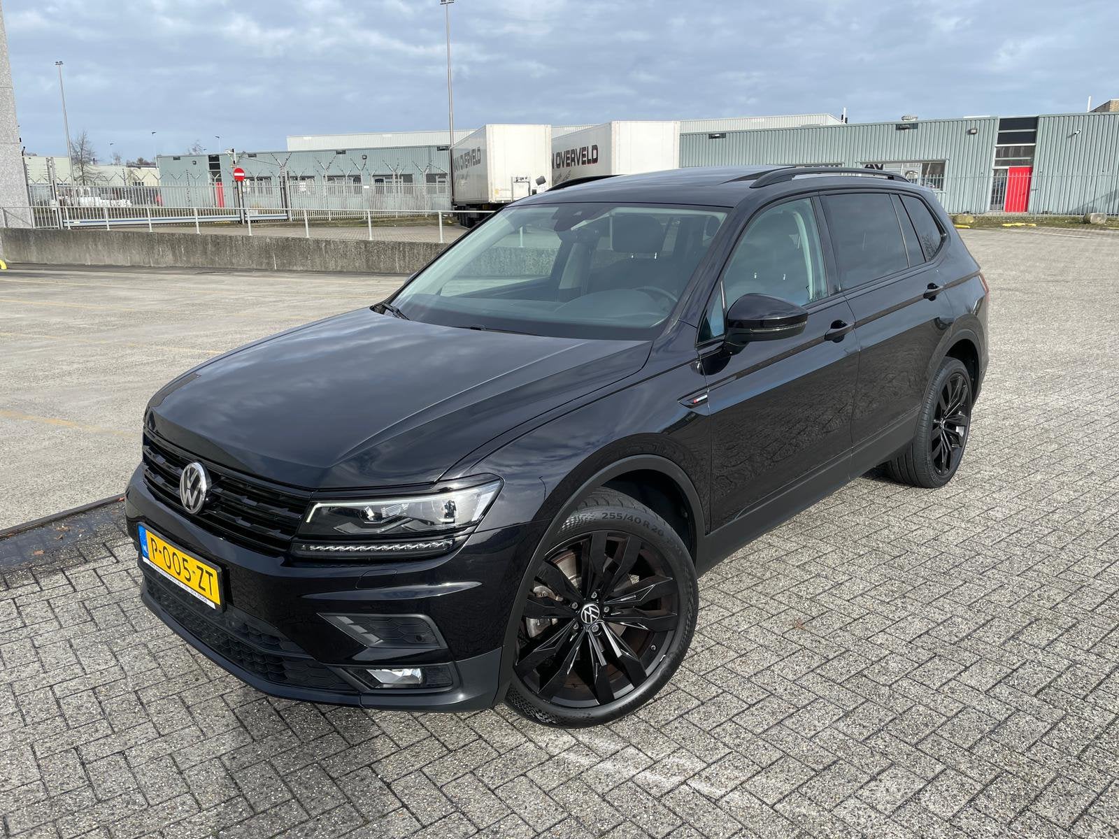 Volkswagen Tiguan 2.0 TSI 4MOTION -  7PERS - TREKHAAK - PANO, Automaat, 1984 cc, 7 stoelen, Zwart